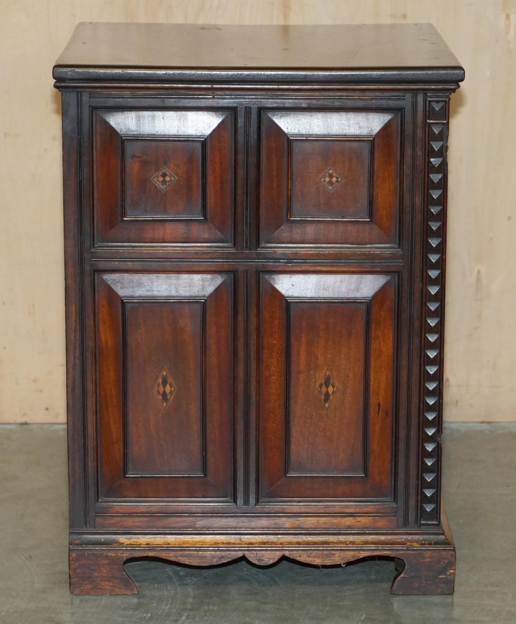 LOVELY FULLY RESTORED ANTIQUE JACOBEAN REVIVAL HAND CARVED SIDEBOARD CUPBOARDs For Sale 7
