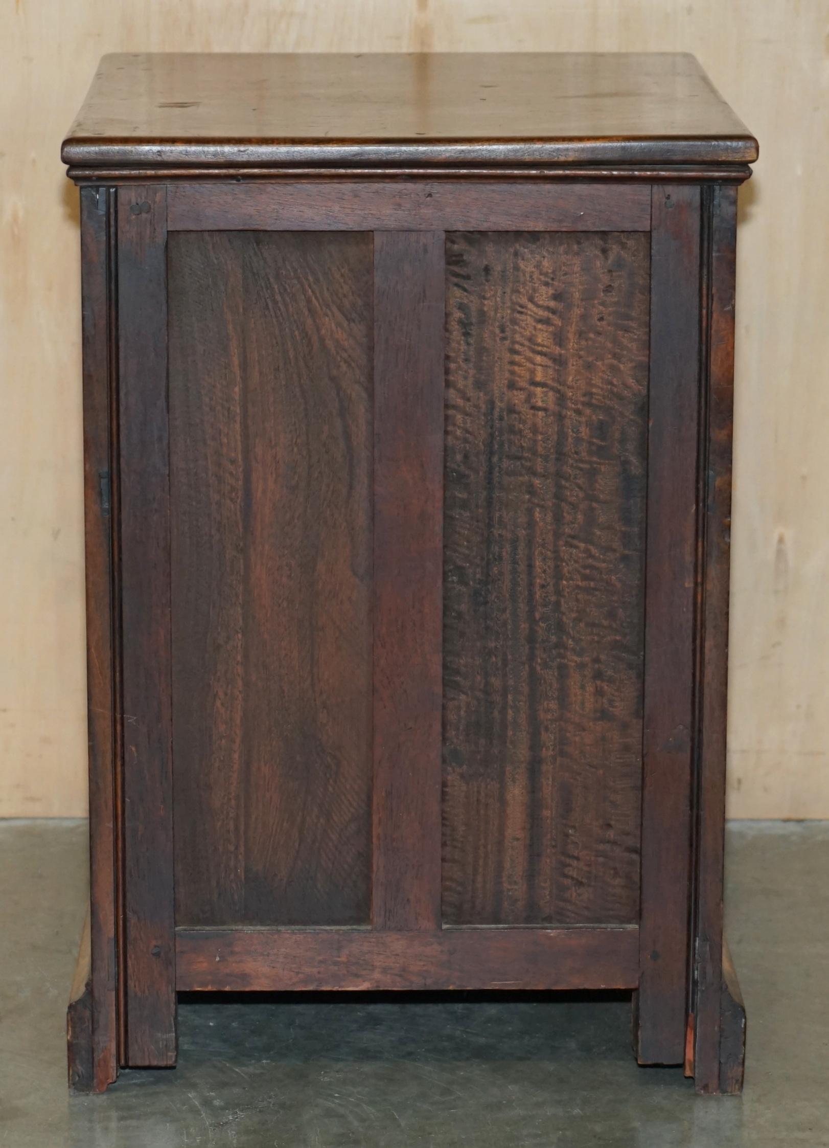 LOVELY FULLY RESTORED ANTIQUE JACOBEAN REVIVAL HAND CARVED SIDEBOARD CUPBOARDs For Sale 8