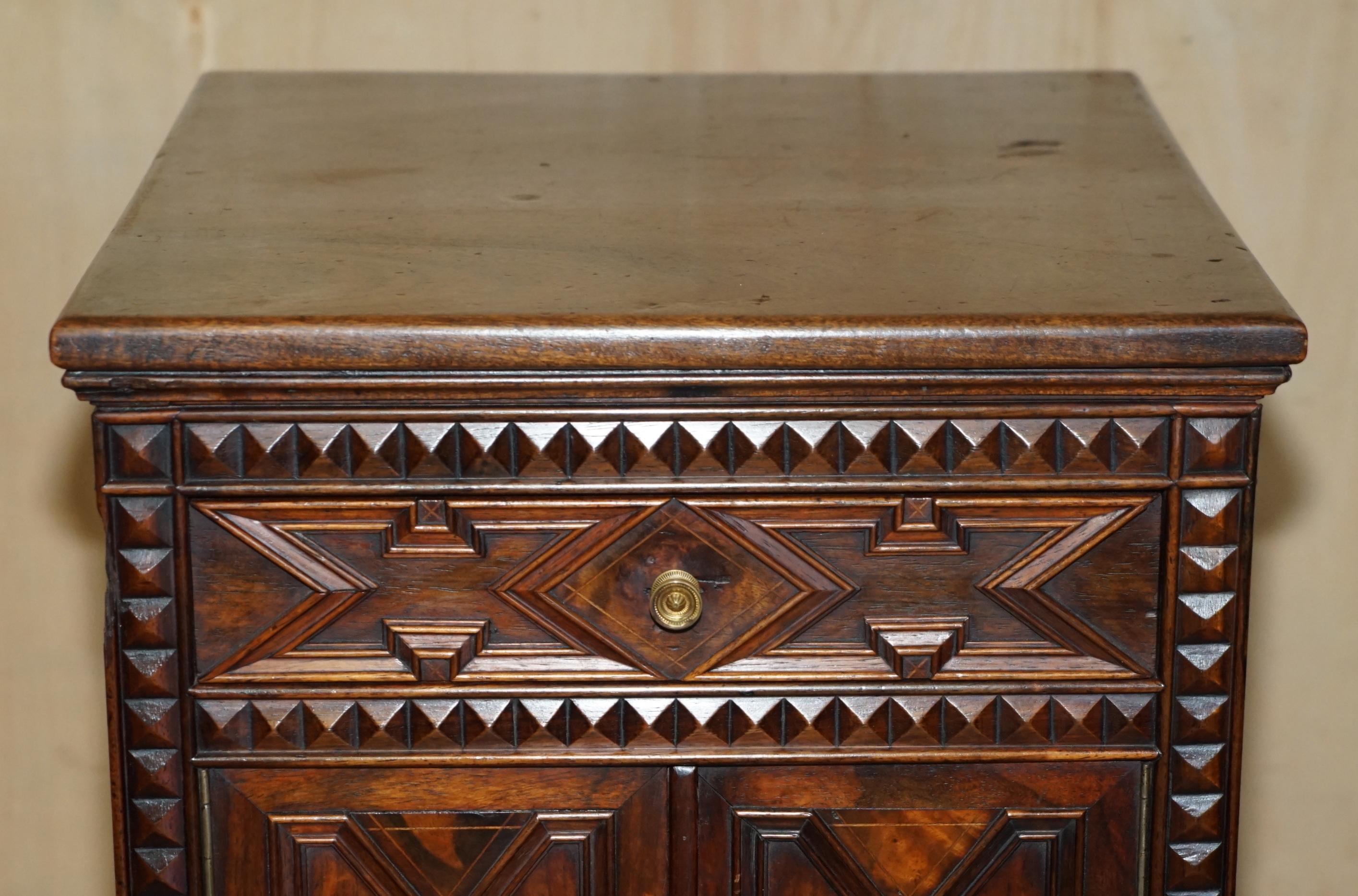 LOVELY FULLY RESTORED ANTIQUE JACOBEAN REVIVAL HAND CARVED SIDEBOARD CUPBOARD CUPBOARDs (Jakobinisch) im Angebot