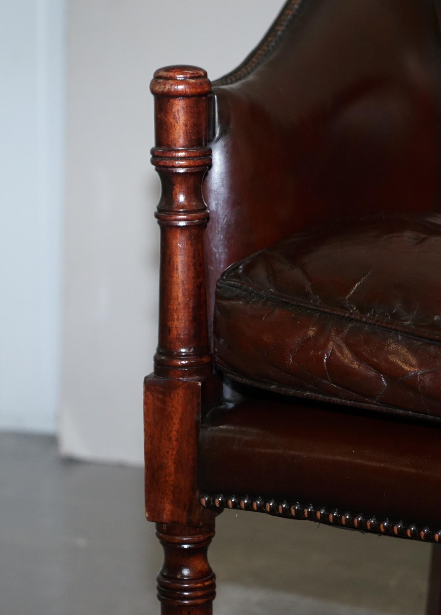 Precioso Sillón Club de Bañera de Cuero Marrón Tachonado Teñido a Mano Vintage Totalmente Restaurado en venta 3