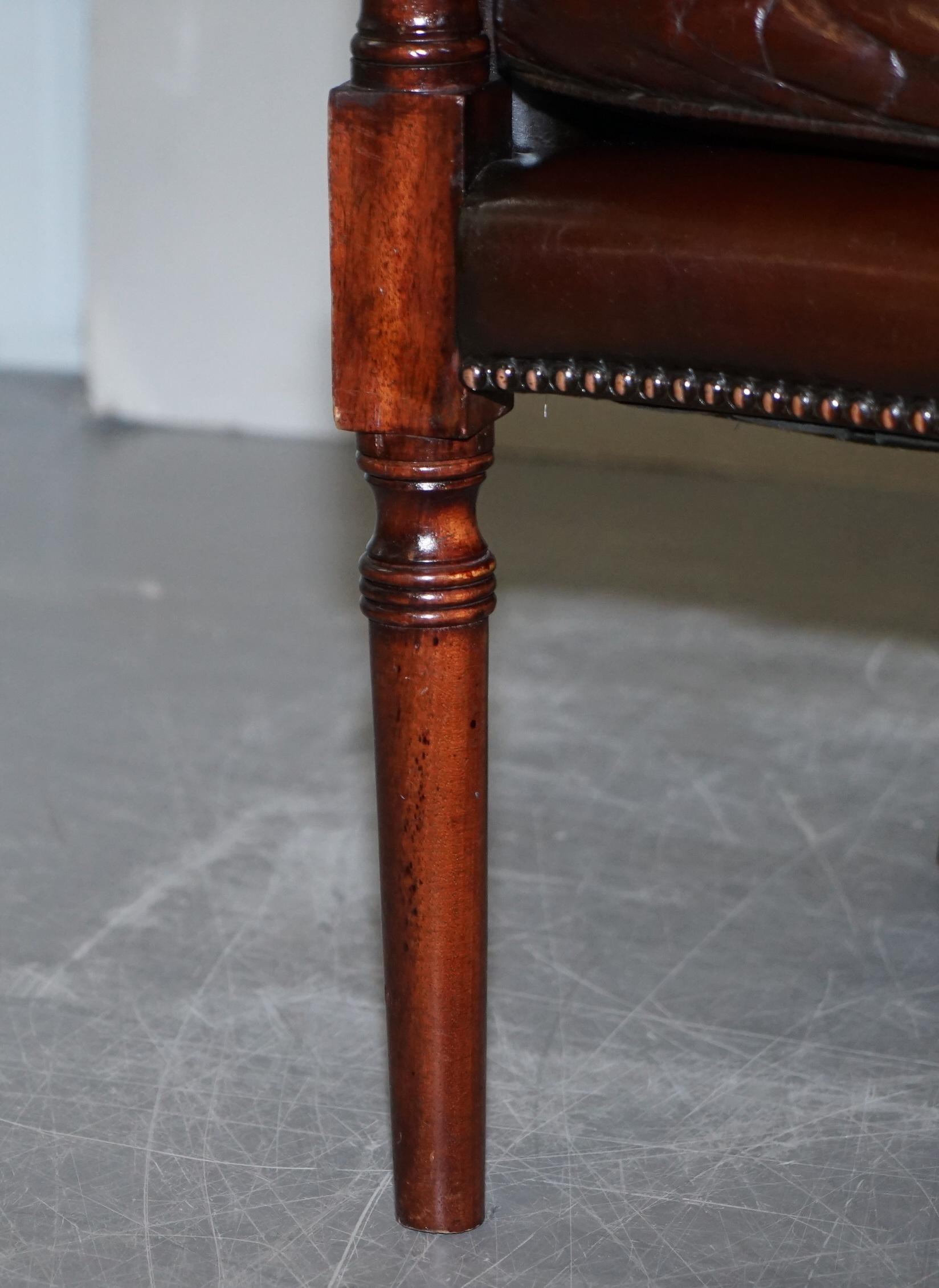 Precioso Sillón Club de Bañera de Cuero Marrón Tachonado Teñido a Mano Vintage Totalmente Restaurado en venta 4