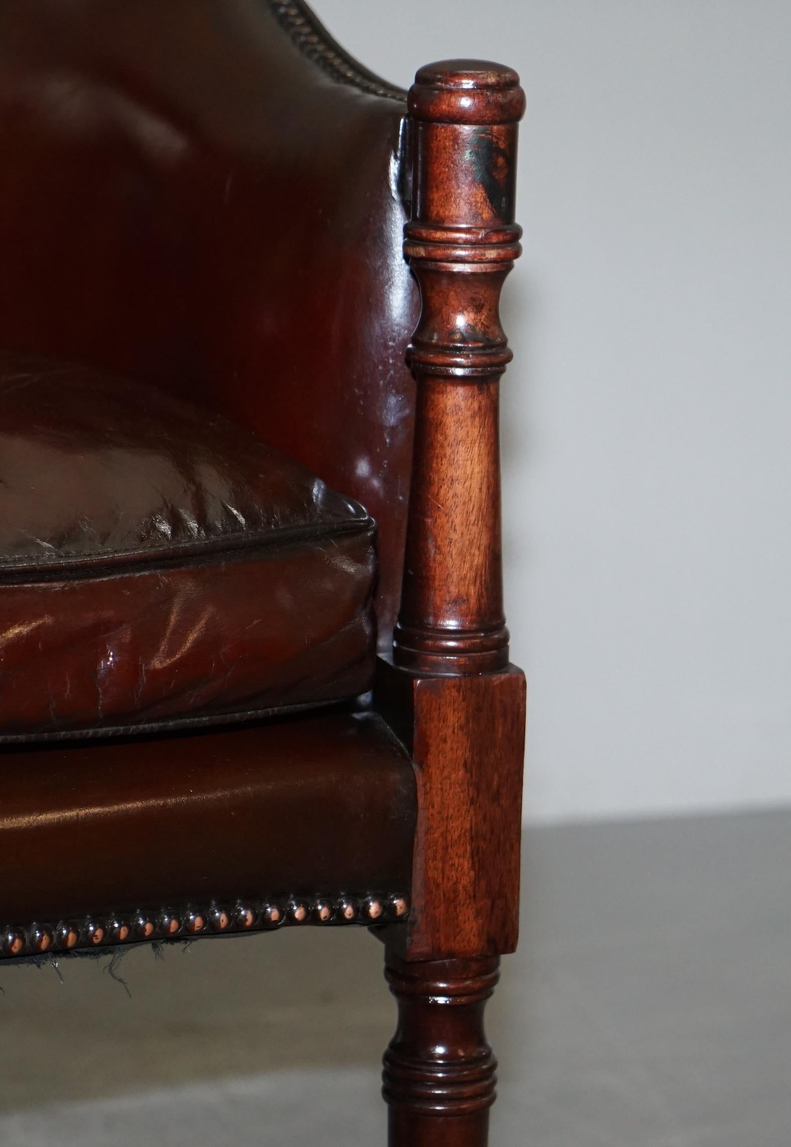 Precioso Sillón Club de Bañera de Cuero Marrón Tachonado Teñido a Mano Vintage Totalmente Restaurado en venta 6