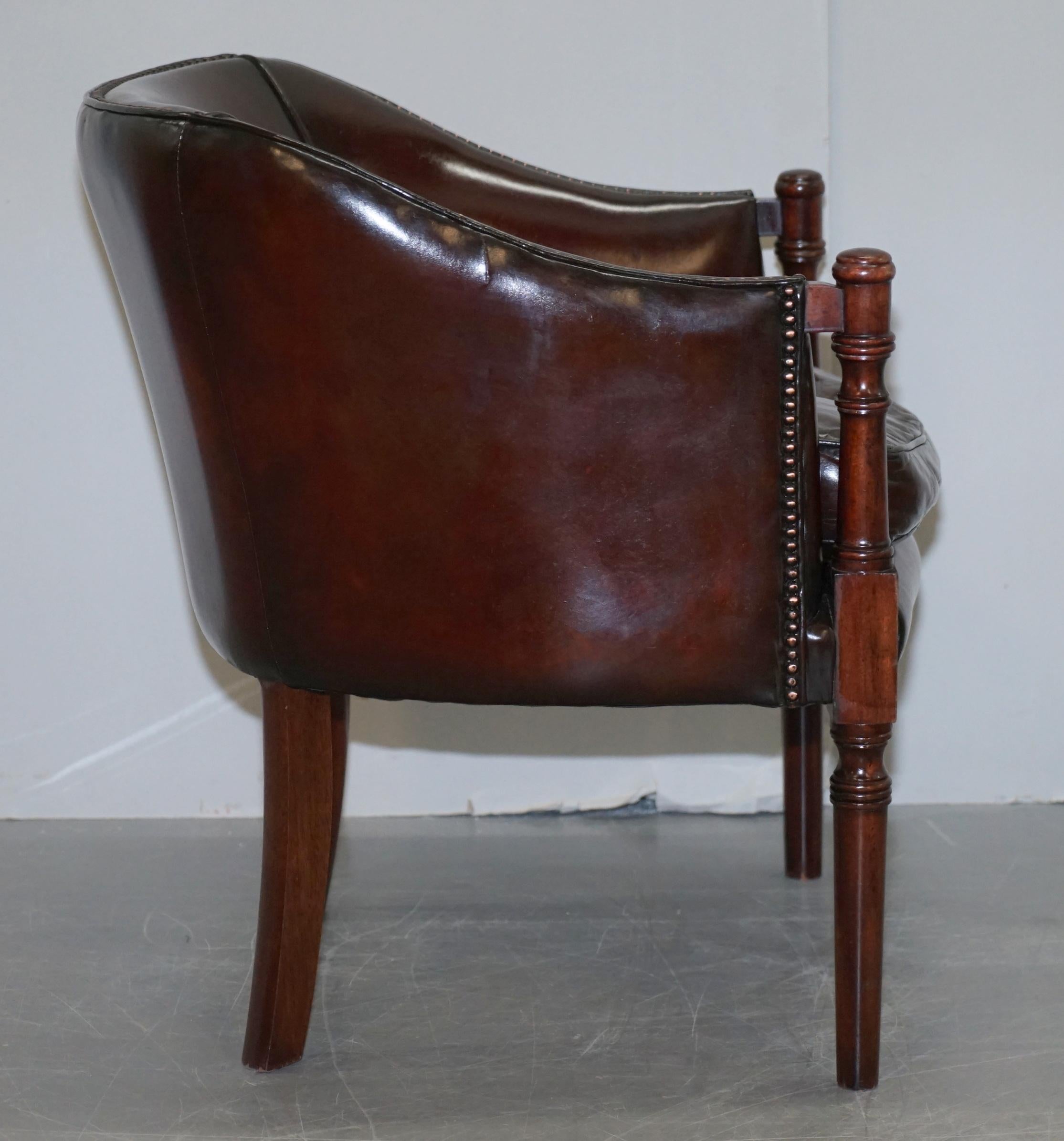 Precioso Sillón Club de Bañera de Cuero Marrón Tachonado Teñido a Mano Vintage Totalmente Restaurado en venta 7