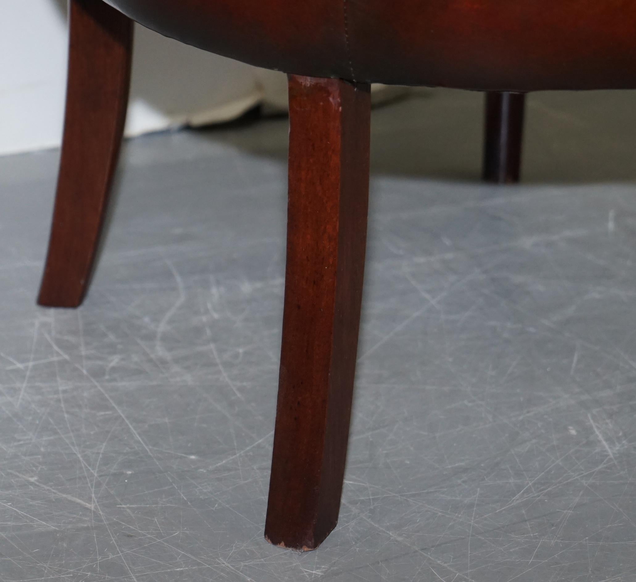 Precioso Sillón Club de Bañera de Cuero Marrón Tachonado Teñido a Mano Vintage Totalmente Restaurado en venta 9