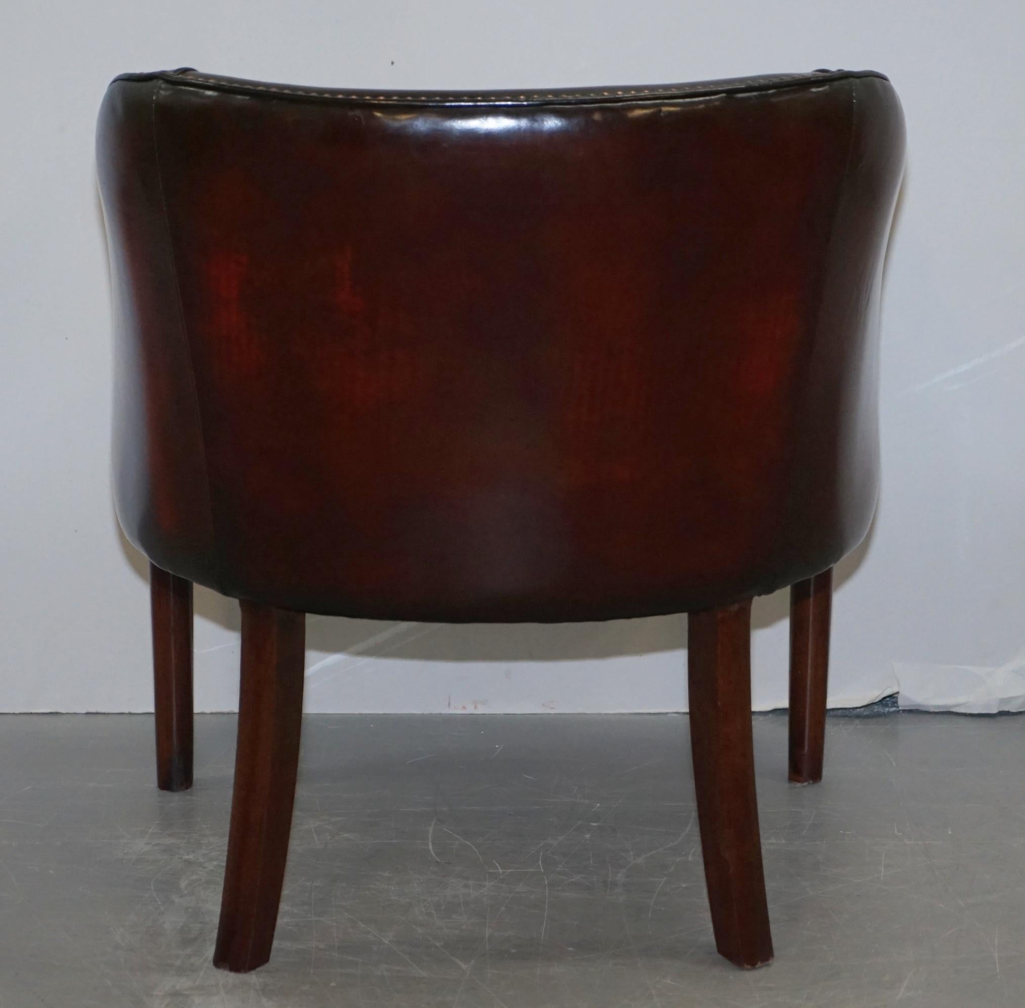 Precioso Sillón Club de Bañera de Cuero Marrón Tachonado Teñido a Mano Vintage Totalmente Restaurado en venta 10
