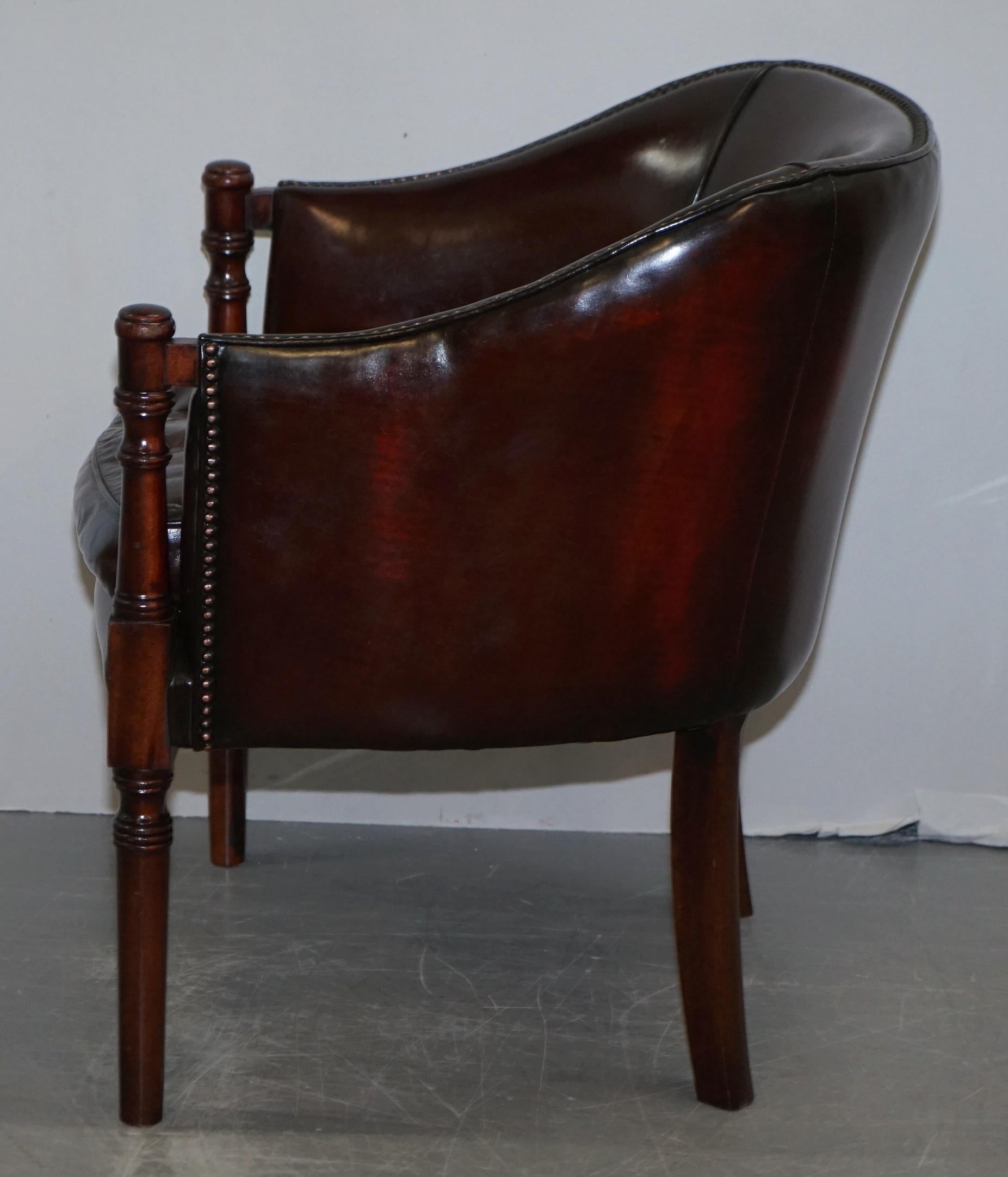 Precioso Sillón Club de Bañera de Cuero Marrón Tachonado Teñido a Mano Vintage Totalmente Restaurado en venta 11