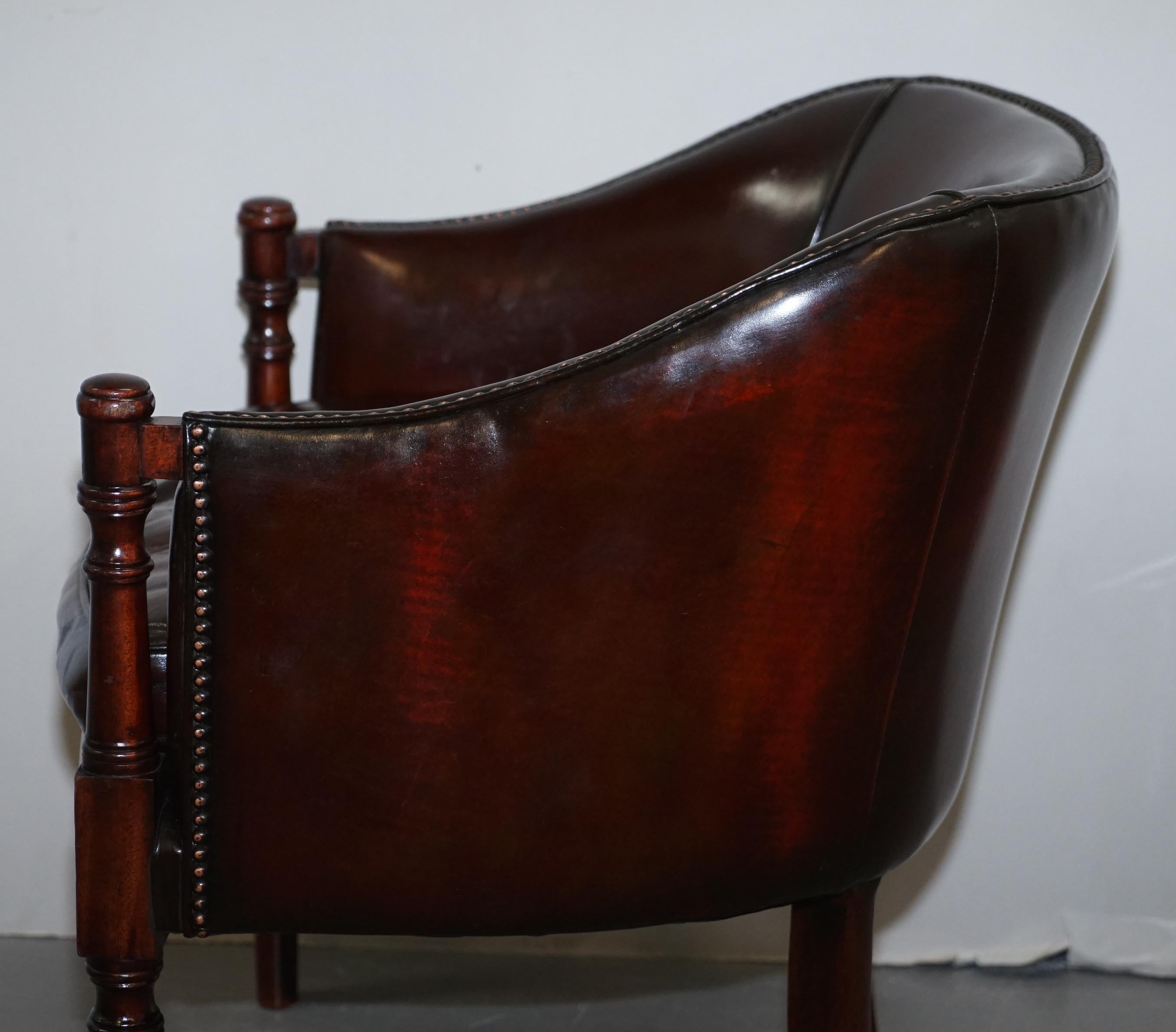 Precioso Sillón Club de Bañera de Cuero Marrón Tachonado Teñido a Mano Vintage Totalmente Restaurado en venta 12