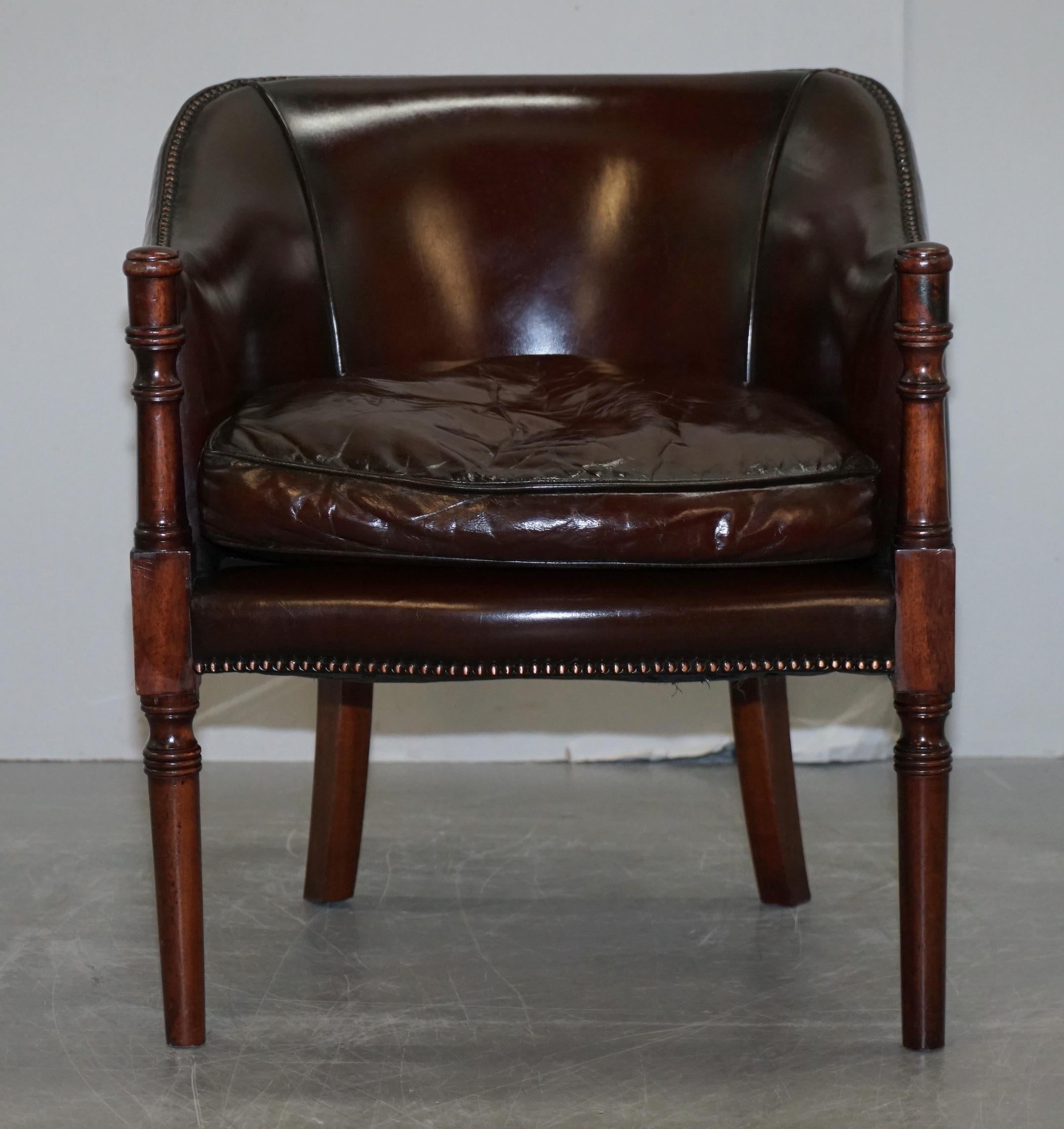 Estamos encantados de ofrecer a la venta este precioso sillón inglés de bañera o club de cuero de puro teñido a mano totalmente restaurado

Un sillón de biblioteca ocasional de muy buen aspecto con armazón de roble y piel de vacuno inglés teñida a