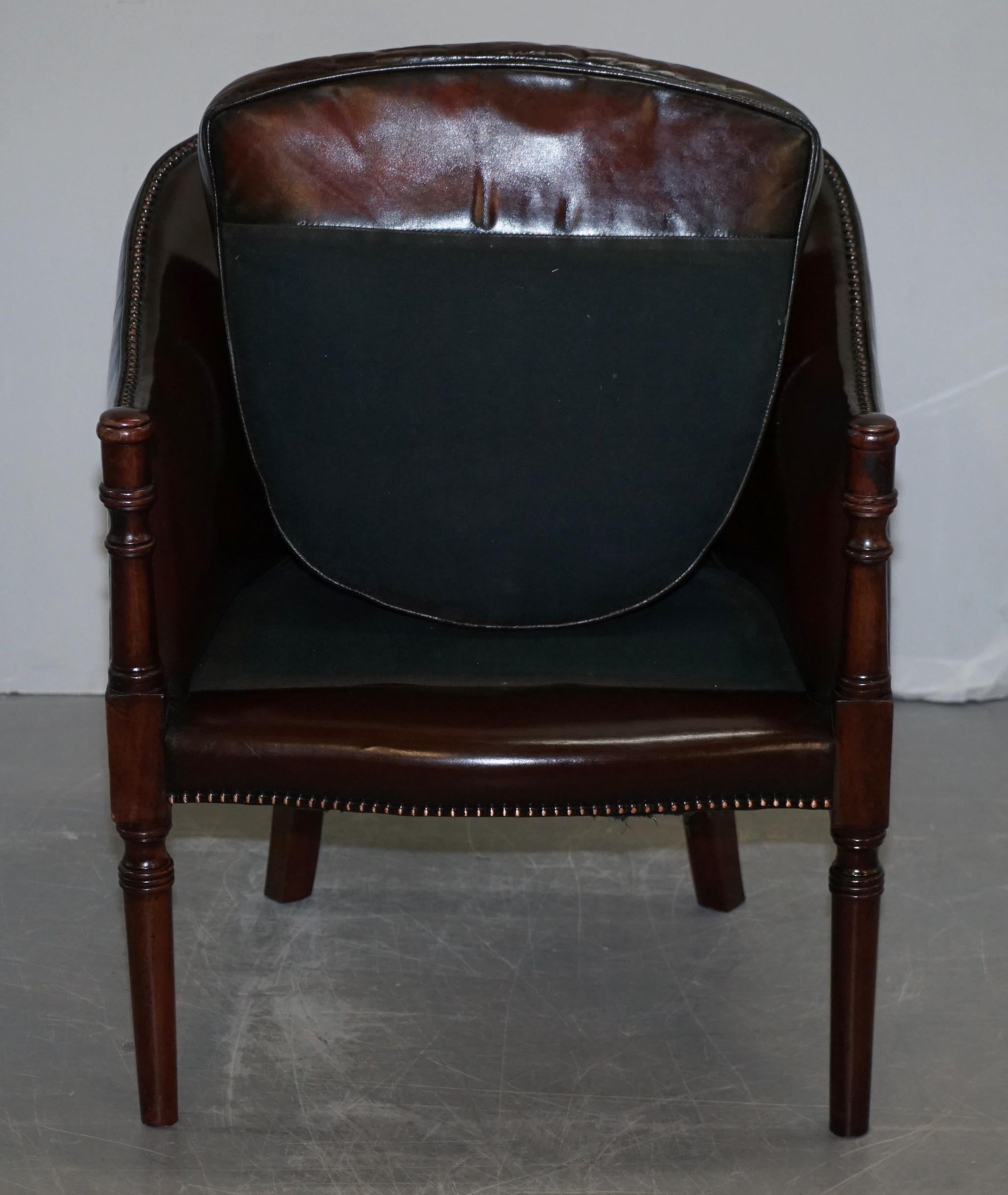 Precioso Sillón Club de Bañera de Cuero Marrón Tachonado Teñido a Mano Vintage Totalmente Restaurado en venta 13