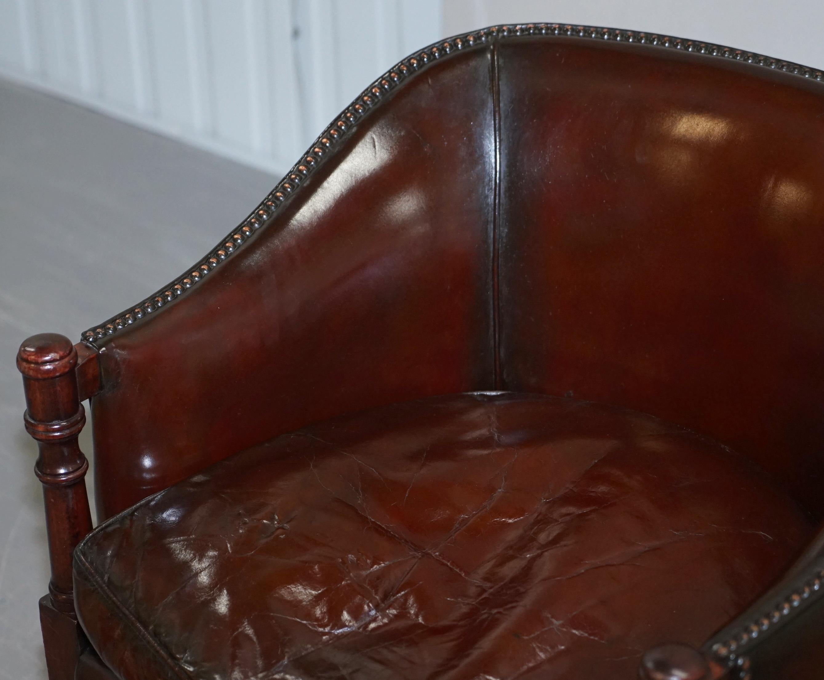 Precioso Sillón Club de Bañera de Cuero Marrón Tachonado Teñido a Mano Vintage Totalmente Restaurado Hecho a mano en venta