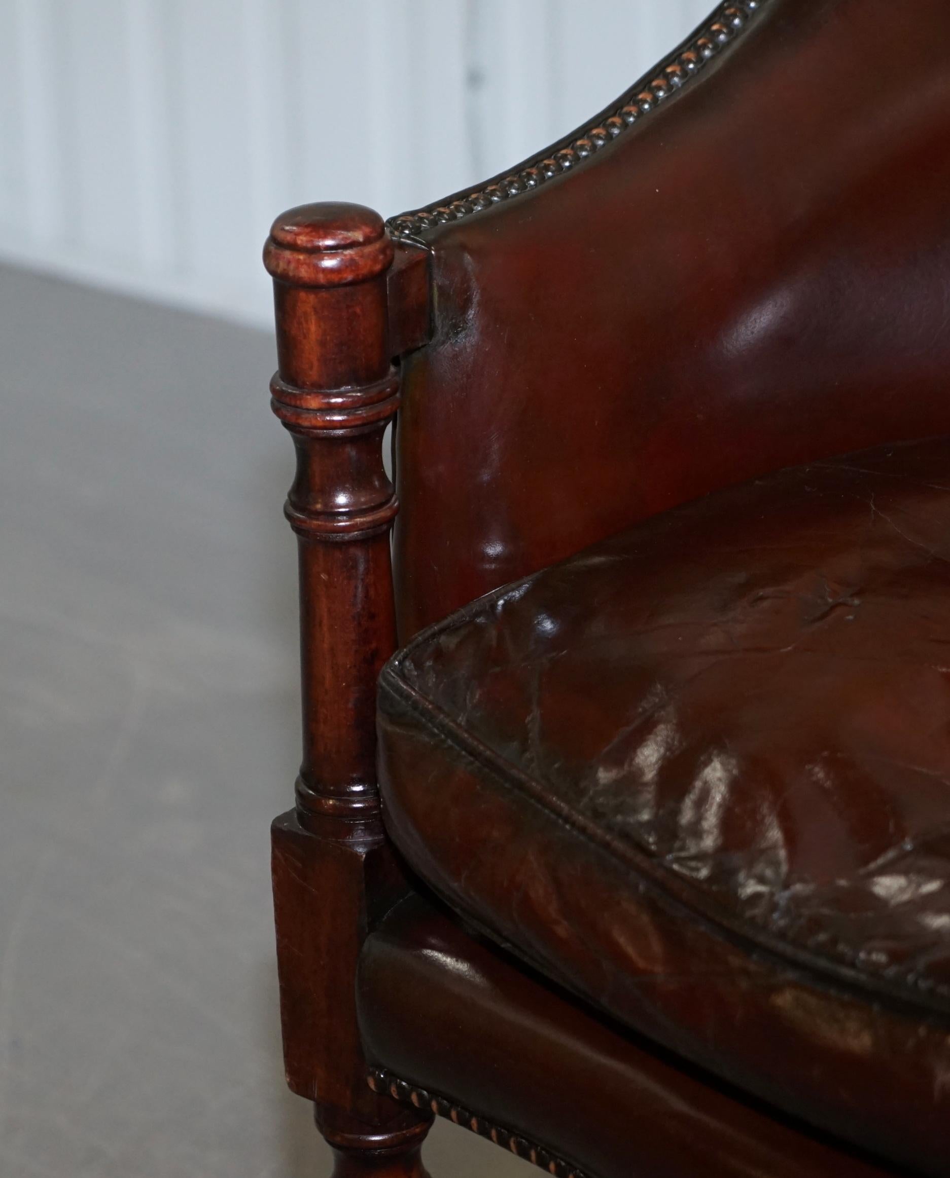 Precioso Sillón Club de Bañera de Cuero Marrón Tachonado Teñido a Mano Vintage Totalmente Restaurado en Bueno estado para la venta en West Sussex, Pulborough