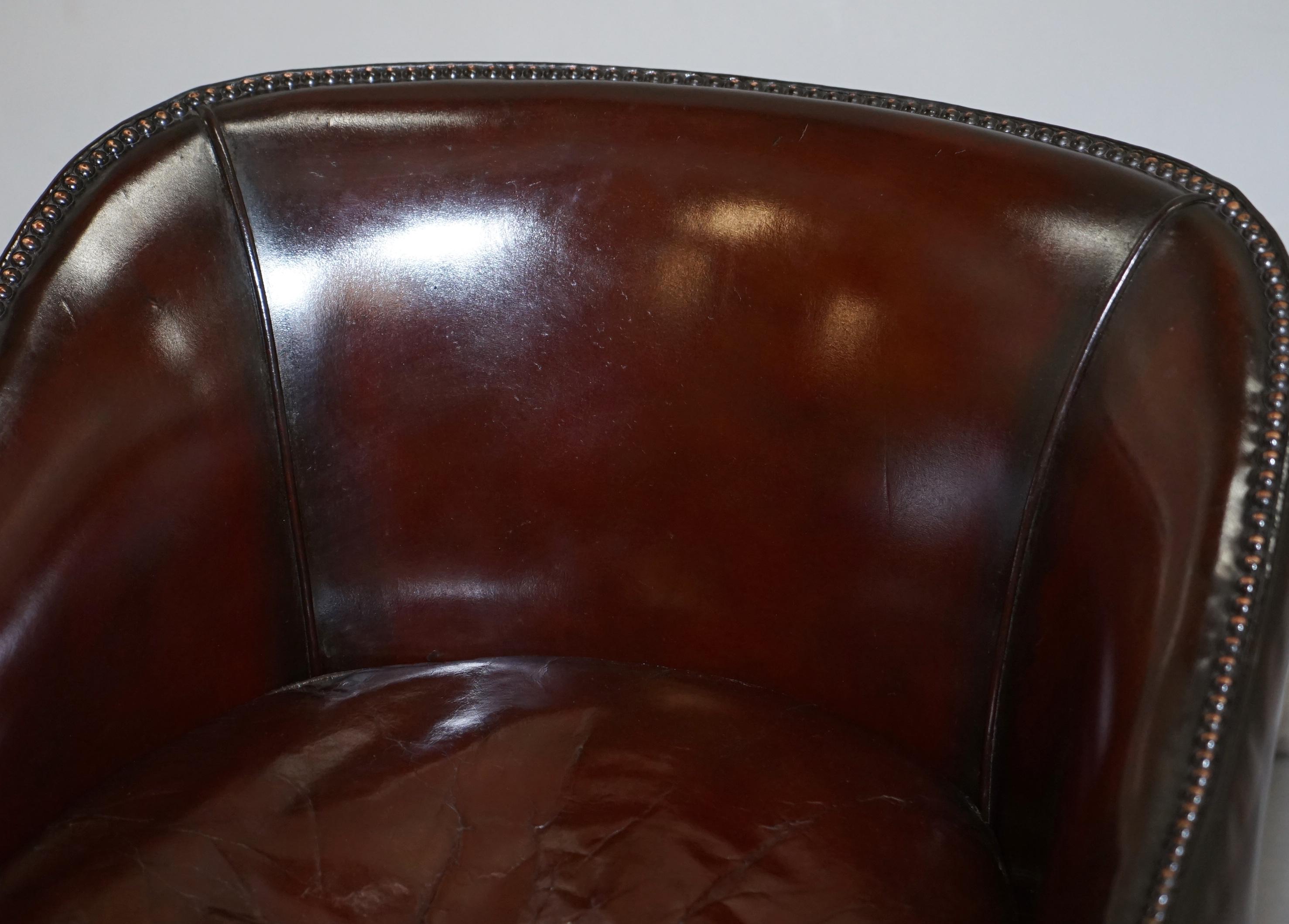 Precioso Sillón Club de Bañera de Cuero Marrón Tachonado Teñido a Mano Vintage Totalmente Restaurado siglo XX en venta