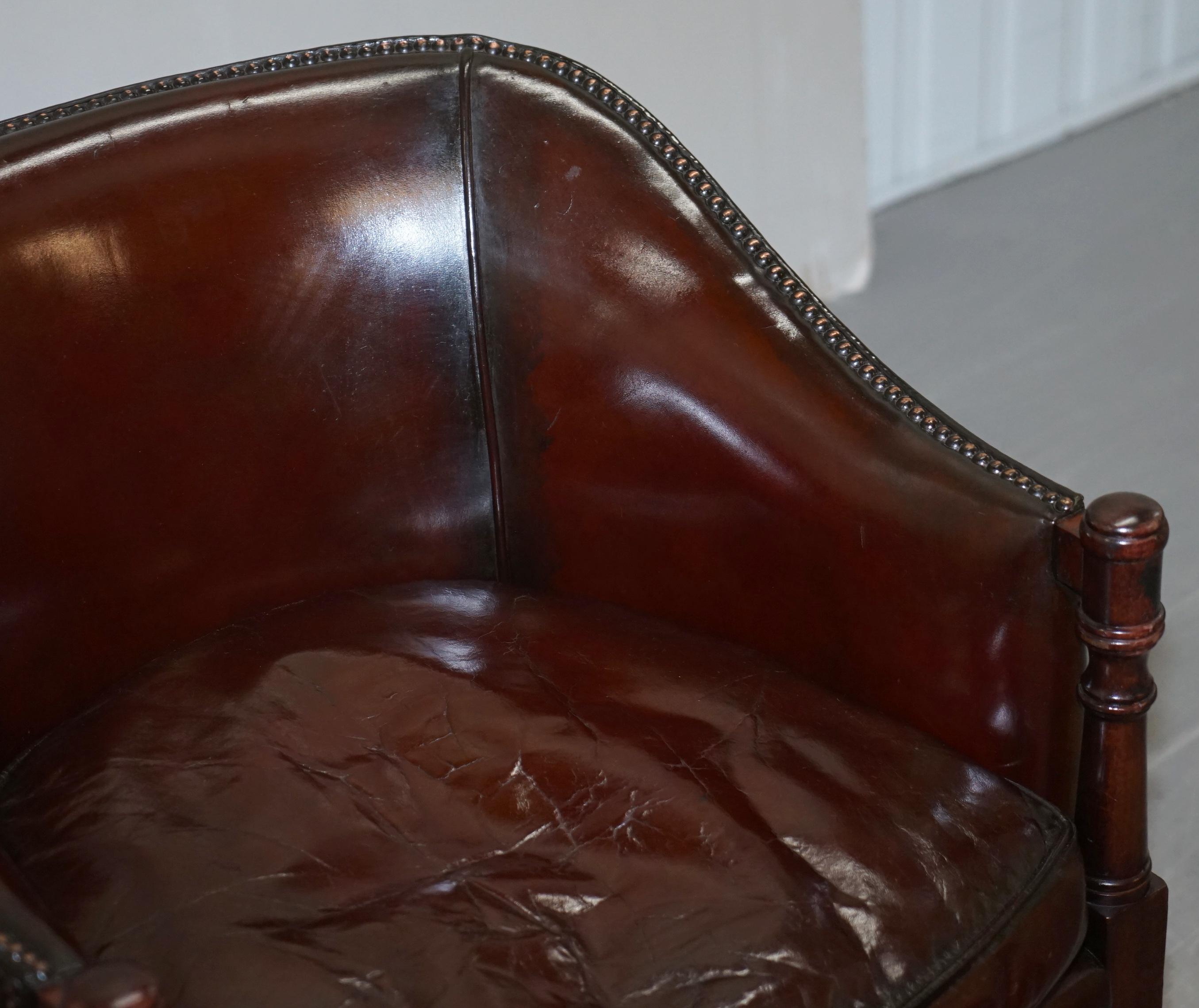 Precioso Sillón Club de Bañera de Cuero Marrón Tachonado Teñido a Mano Vintage Totalmente Restaurado en venta 1