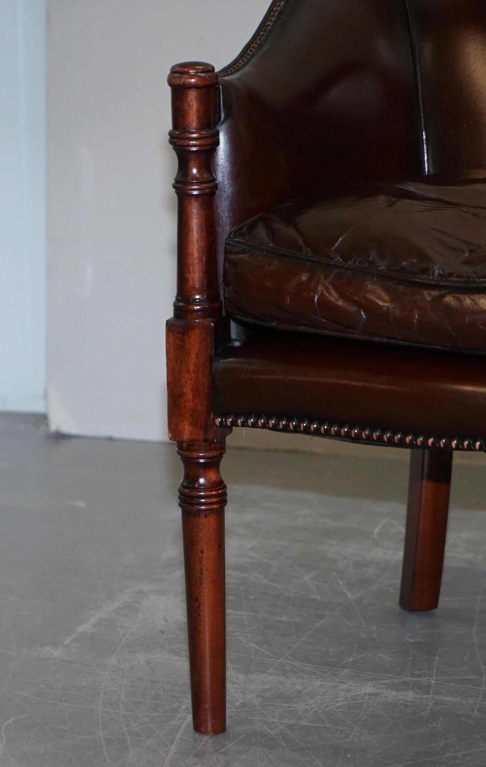 Precioso Sillón Club de Bañera de Cuero Marrón Tachonado Teñido a Mano Vintage Totalmente Restaurado en venta 2