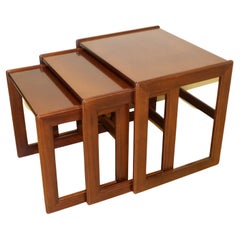 Ravissant ensemble de trois tables d'appoint en teck Art Déco G Plan