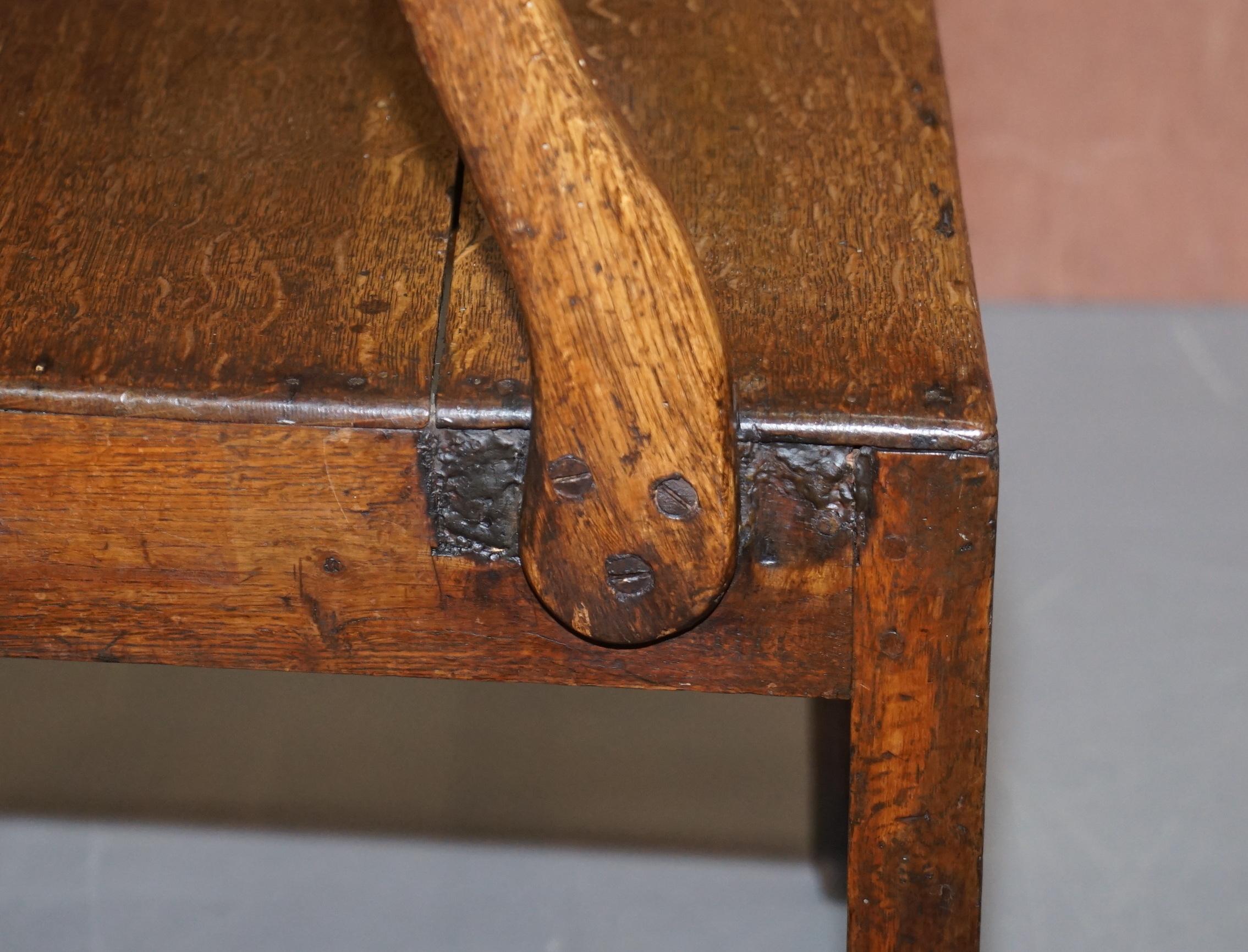 Schöner George II um 1760 Primitiver Schnitzer-Sessel Original-Reparaturen aus der Zeit George II. im Angebot 6