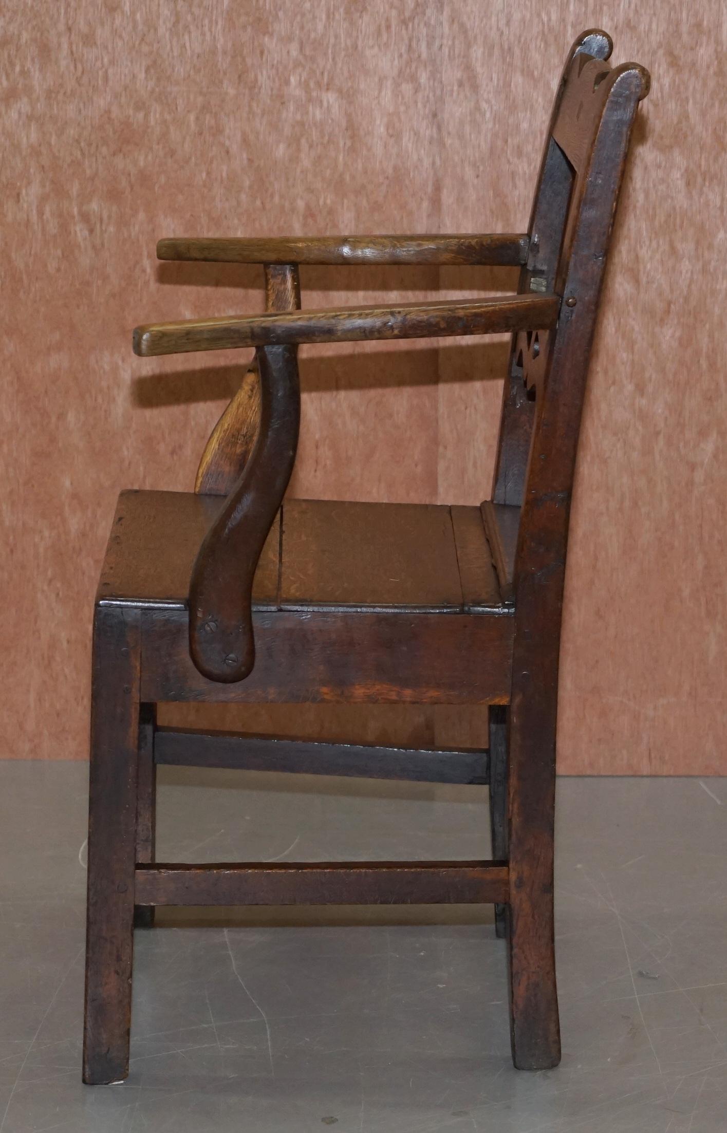 Schöner George II um 1760 Primitiver Schnitzer-Sessel Original-Reparaturen aus der Zeit George II. im Angebot 10