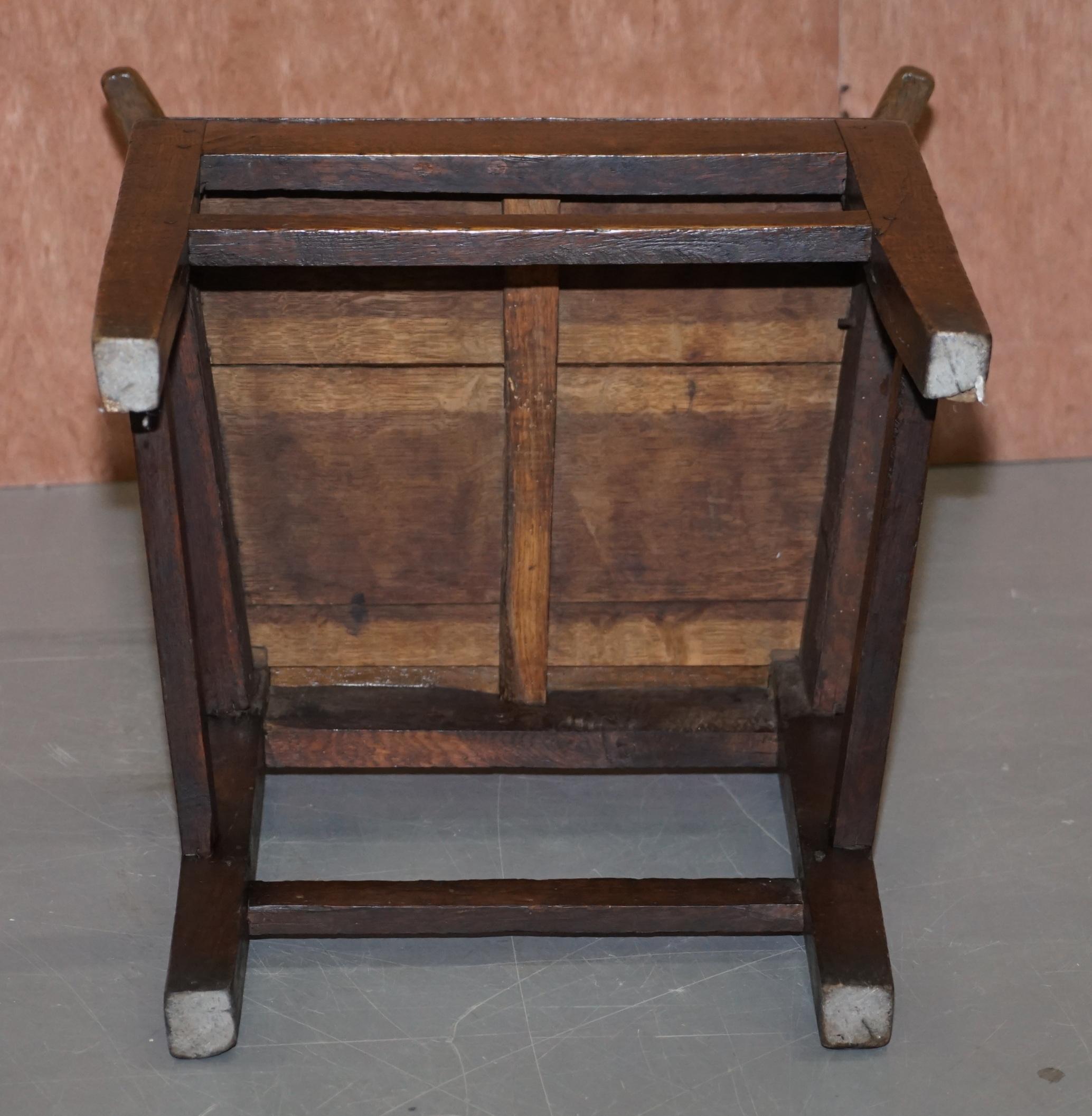 Schöner George II um 1760 Primitiver Schnitzer-Sessel Original-Reparaturen aus der Zeit George II. im Angebot 12