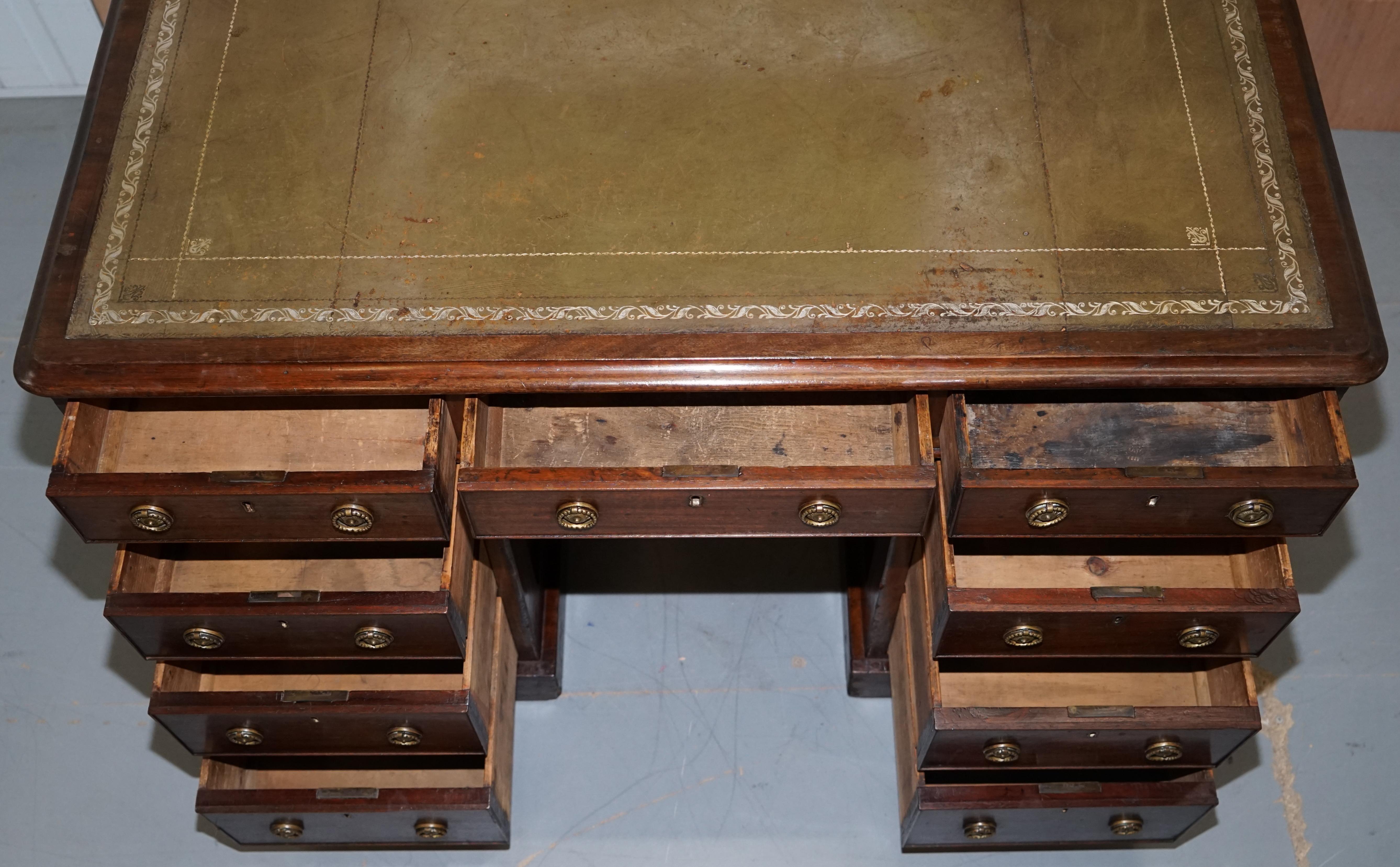 Bella scrivania di Giorgio III del 1780 circa, con due lati in noce, maniglie originali in vendita 10