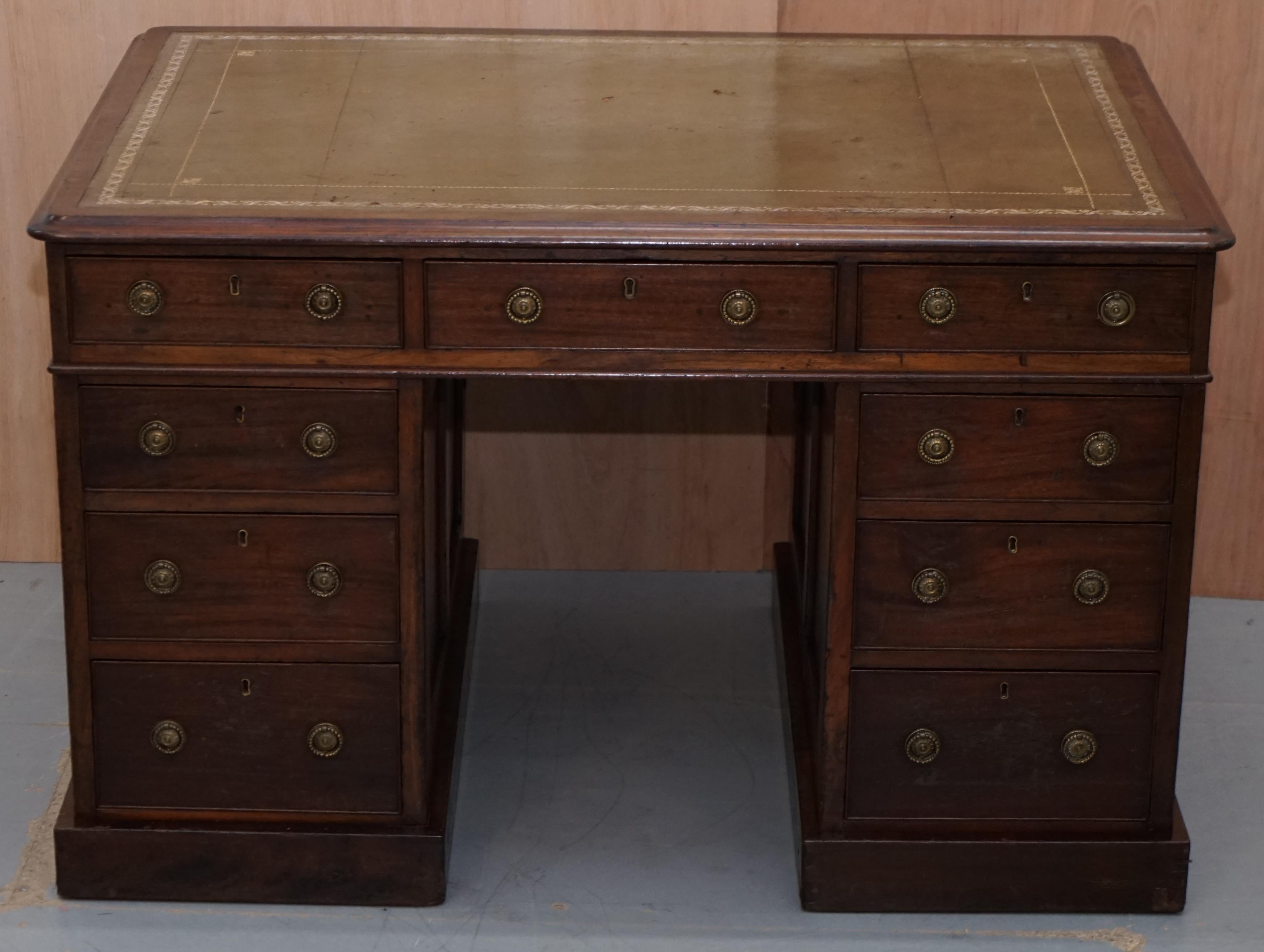 Siamo lieti di offrire in vendita questa splendida e rarissima scrivania originale di Giorgio III del 1780 circa, in noce, con doppio piedistallo e maniglie d'epoca e superficie in pelle verde.

Una scrivania della fine del XVIII secolo molto ben