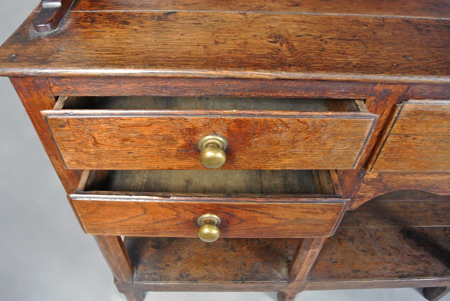 Lovely George III Oak and Elm Potboard Dresser c. 1800 In Good Condition For Sale In Heathfield, GB