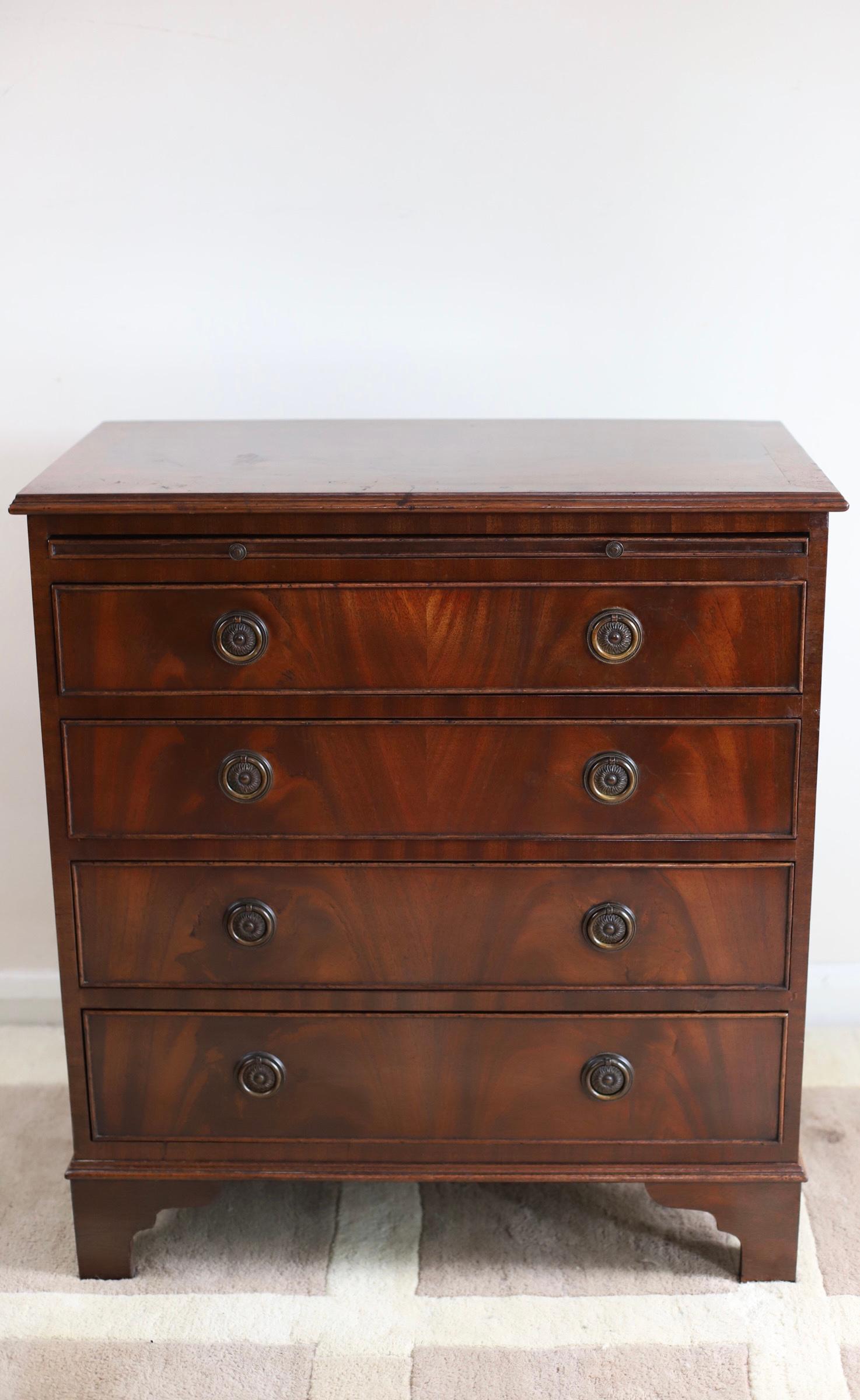 Beautiful George III style mahogany bachelor's chest of 4 drawers.
This is a lovely chest, that is full of age and character.
A rare quality piece with clean simple lines.
Solid, no loose joints and no woodworm.
Don't hesitate to contact me if