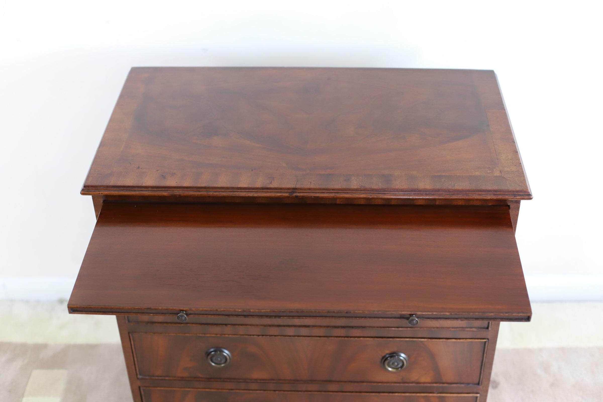 Lovely George III Style Mahogany Bachelor's Chest of Drawers In Good Condition In Crawley, GB