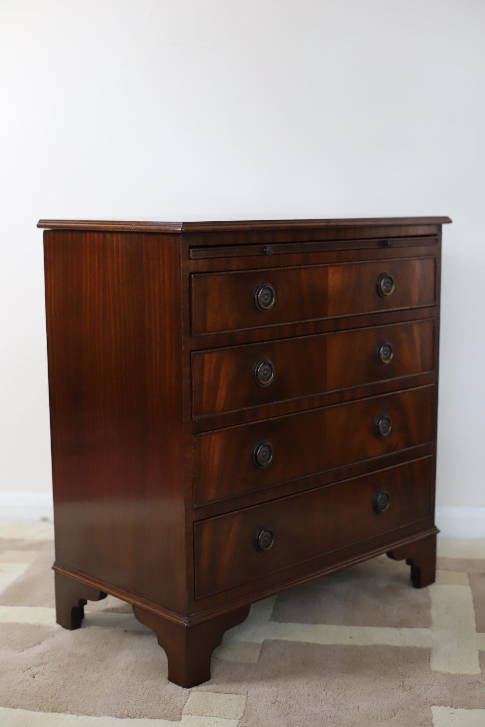 20th Century Lovely George III Style Mahogany Bachelor's Chest of Drawers