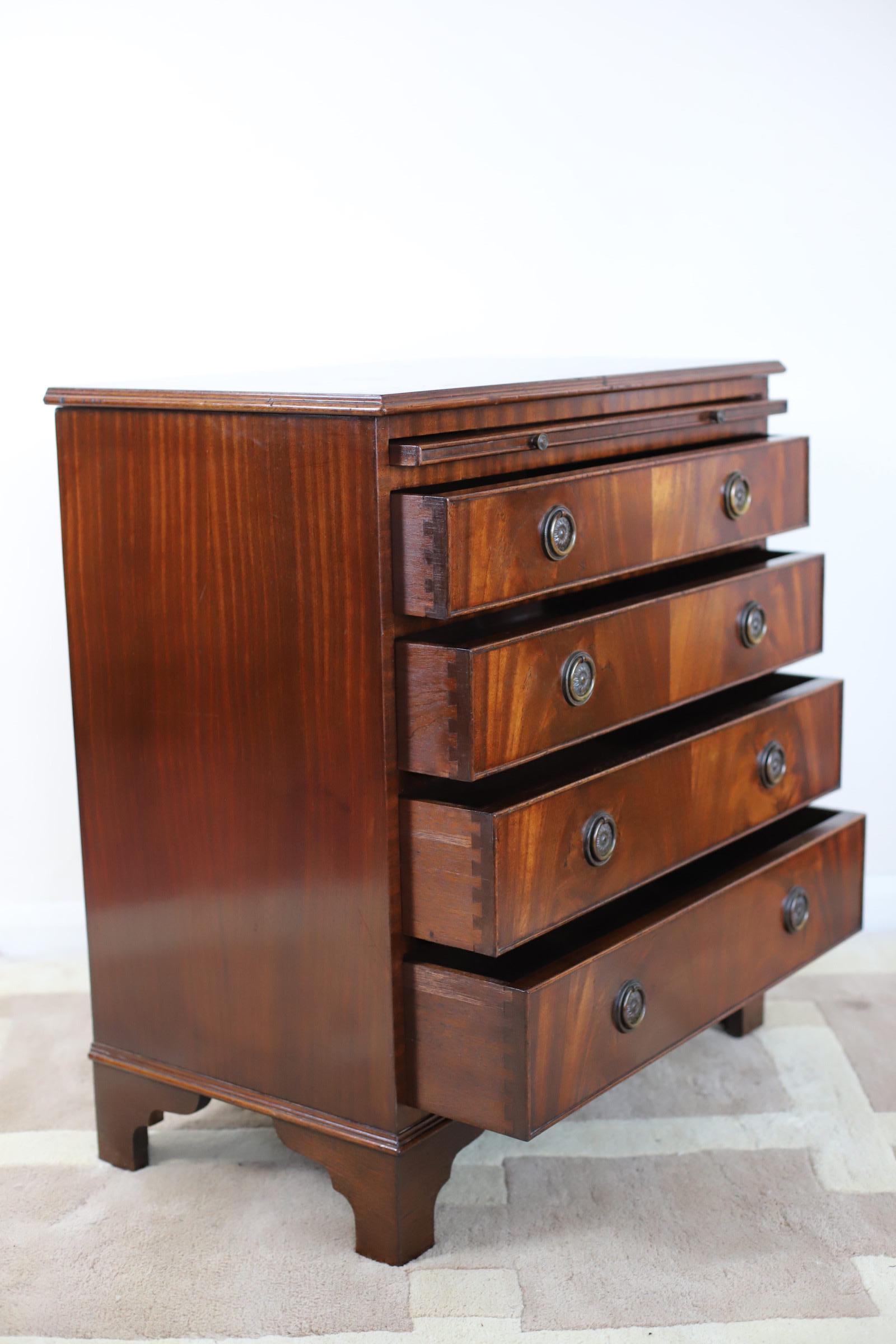 Lovely George III Style Mahogany Bachelor's Chest of Drawers 1