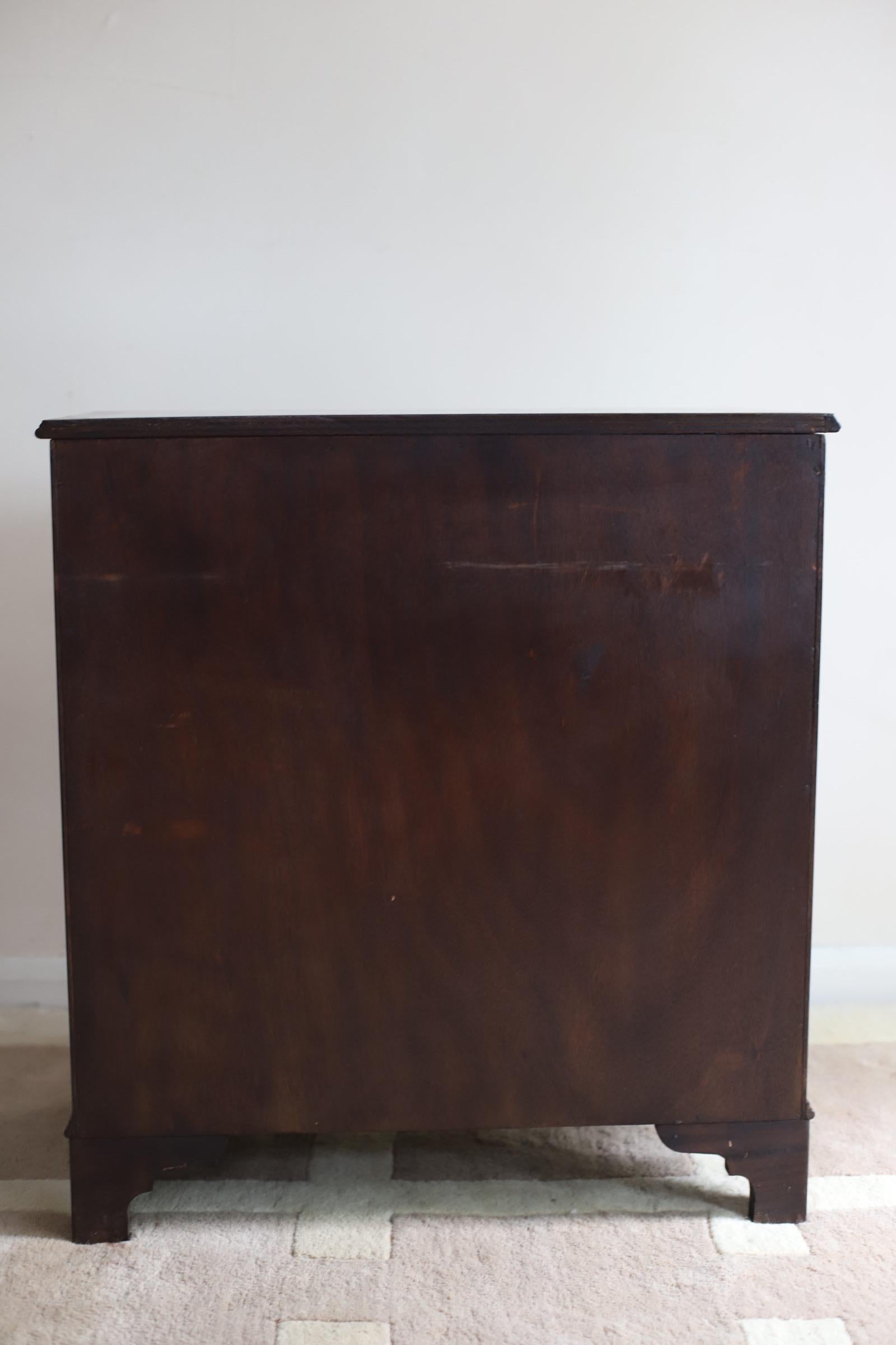 Lovely George III Style Mahogany Bachelor's Chest of Drawers 2