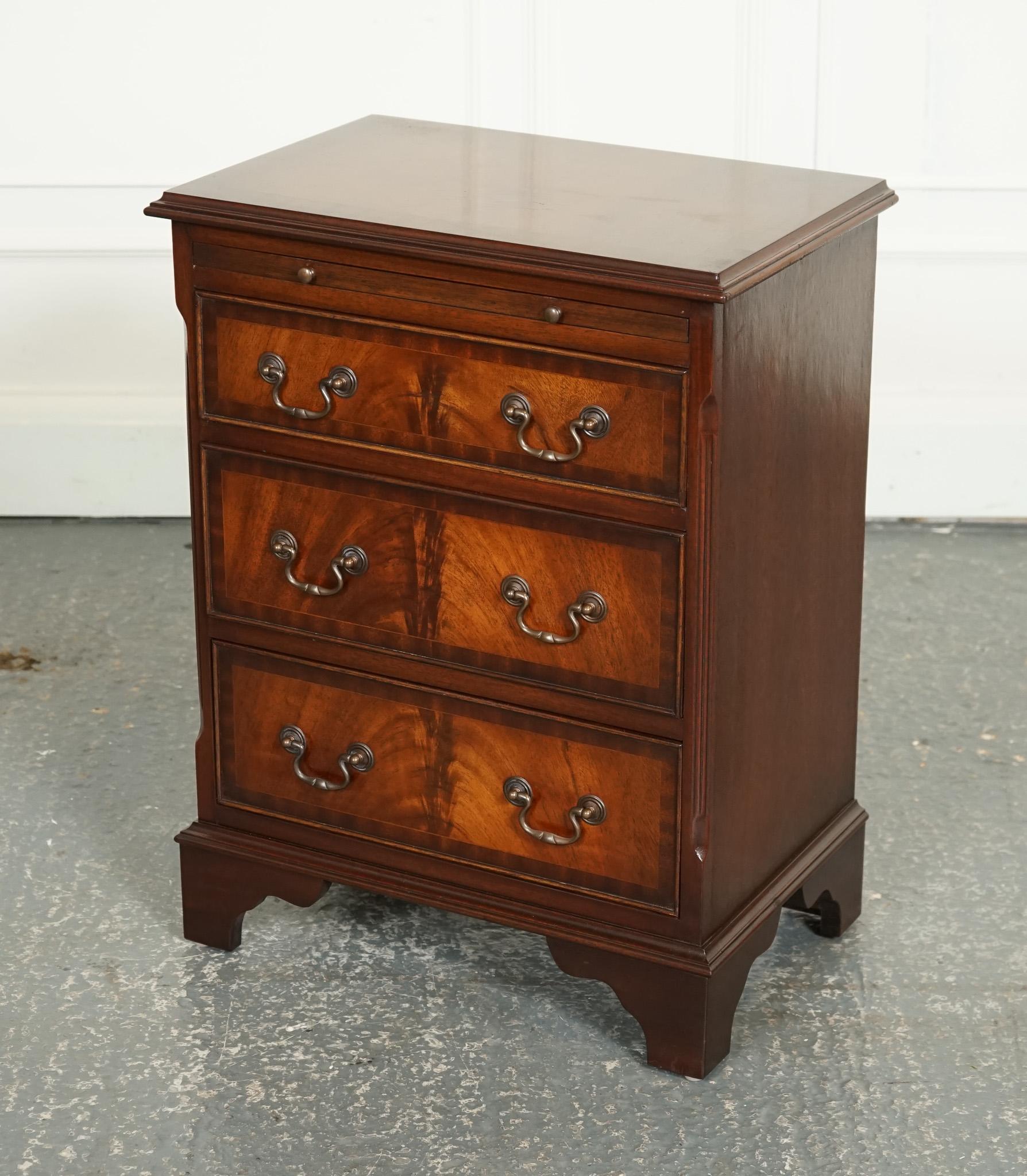 British LOVELY GEORGIAN STYLE SMALL CHEST OF DRAWERS SiDE TABLE WITH BUTLER TRAY J1 For Sale