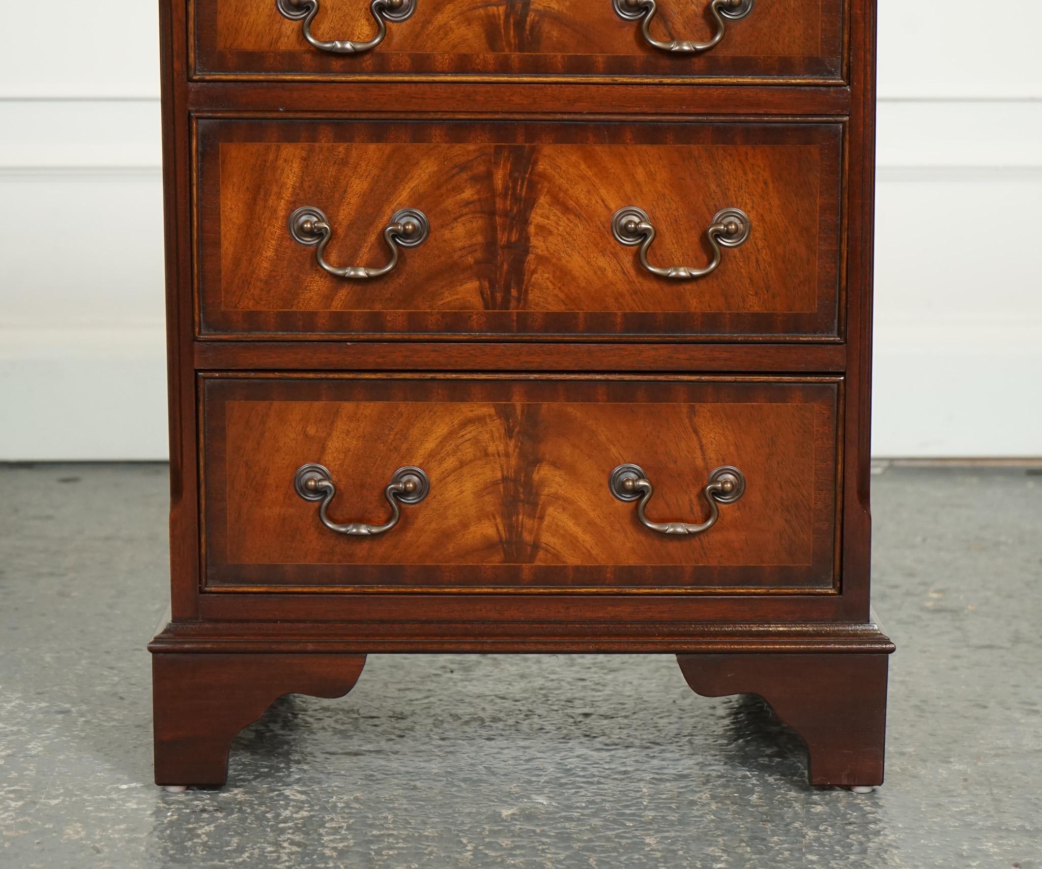 Hand-Crafted LOVELY GEORGIAN STYLE SMALL CHEST OF DRAWERS SiDE TABLE WITH BUTLER TRAY J1 For Sale