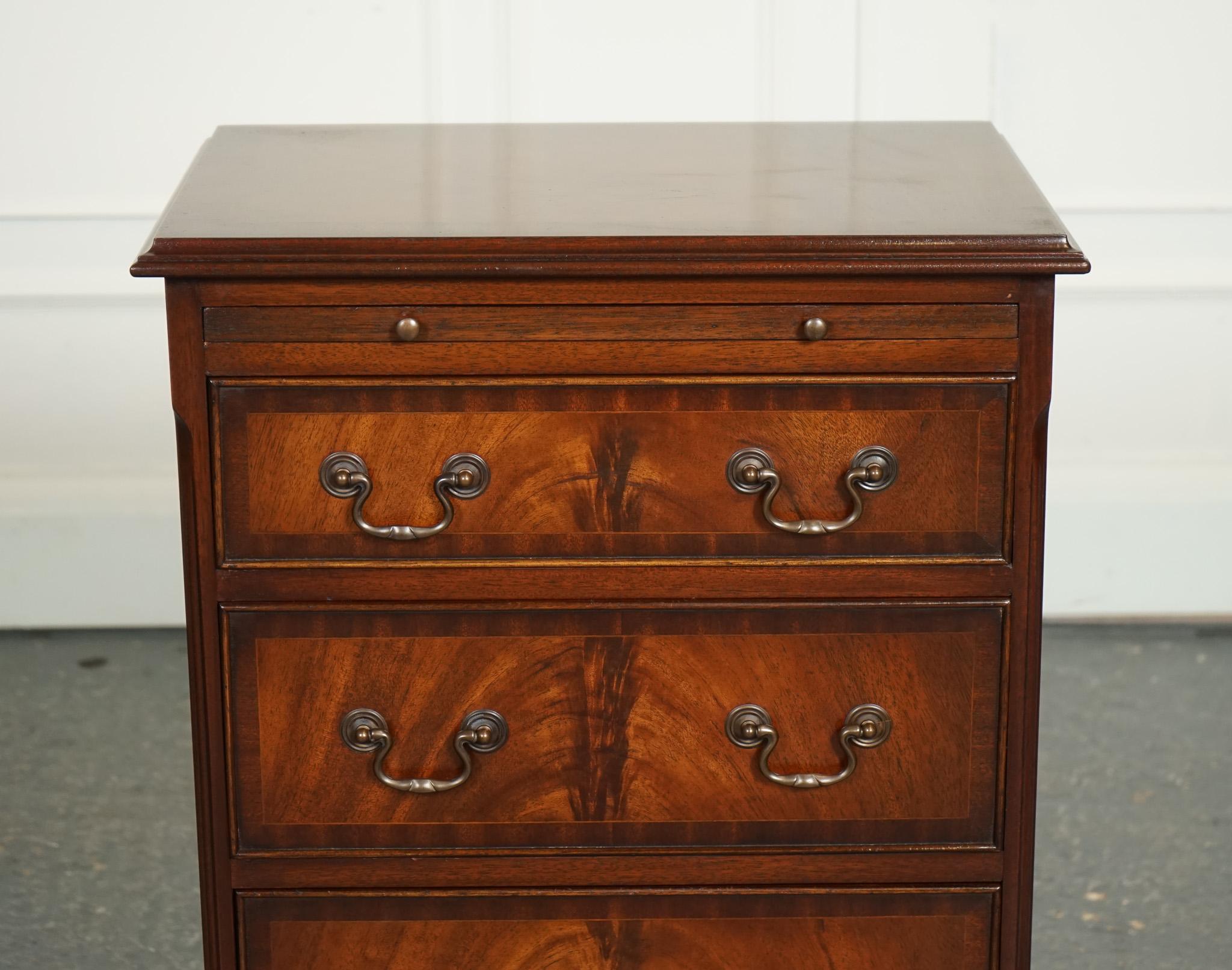 LOVELY GEORGIAN STYLE SMALL CHEST OF DRAWERS SiDE TABLE WITH BUTLER TRAY J1 In Good Condition For Sale In Pulborough, GB