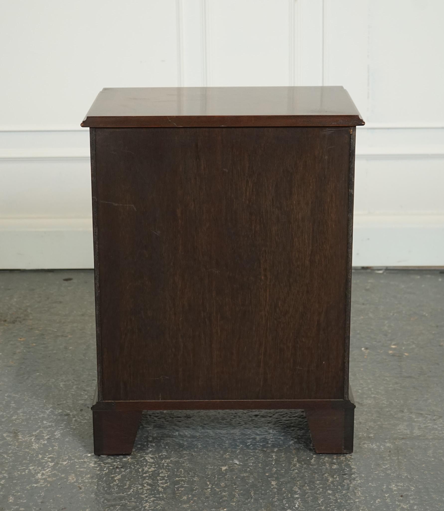 Hardwood LOVELY GEORGIAN STYLE SMALL CHEST OF DRAWERS SiDE TABLE WITH BUTLER TRAY J1 For Sale