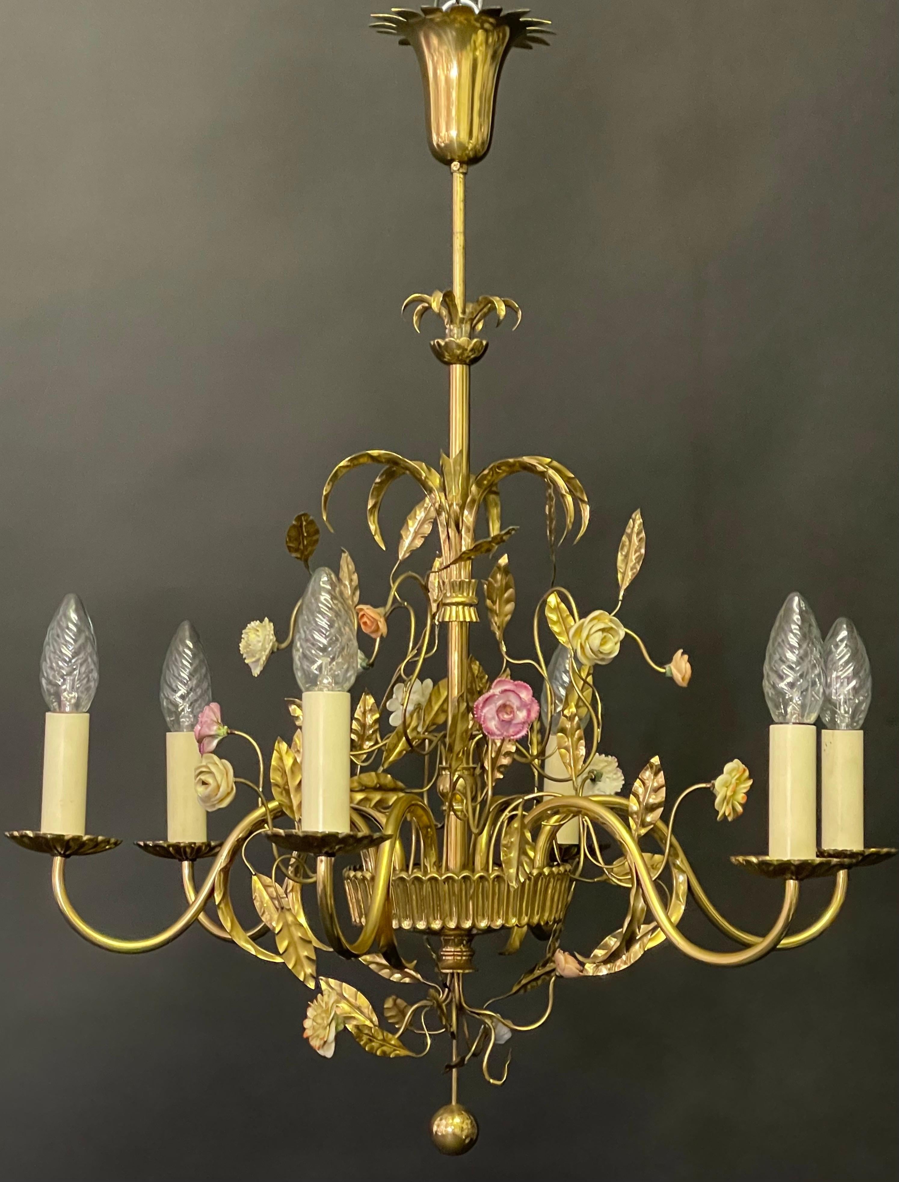 A beautiful, fine and delicate gilt brass leaves chandelier with ceramic flowers attr. to Maison Charles, France, circa 1950s.
Socket: 6 x e14 (Edison) for standard screw bulbs.


