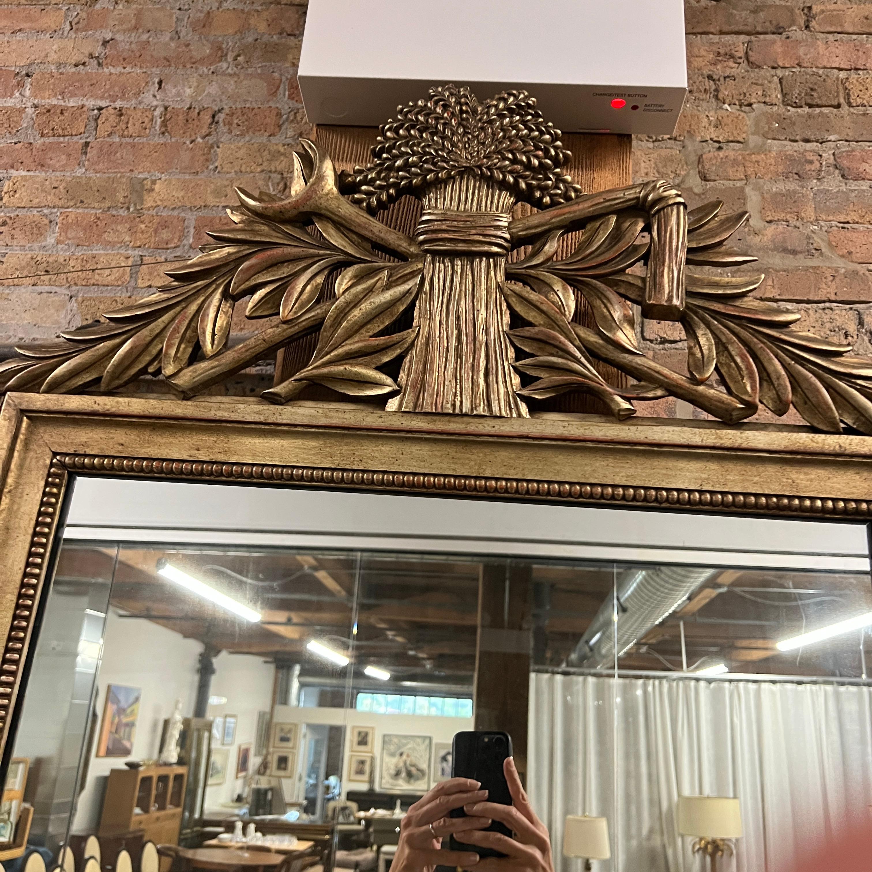 Precioso Espejo Dorado con Gavilla de Trigo, Media Luna y Hojas de Laurel en Bueno estado para la venta en Chicago, IL