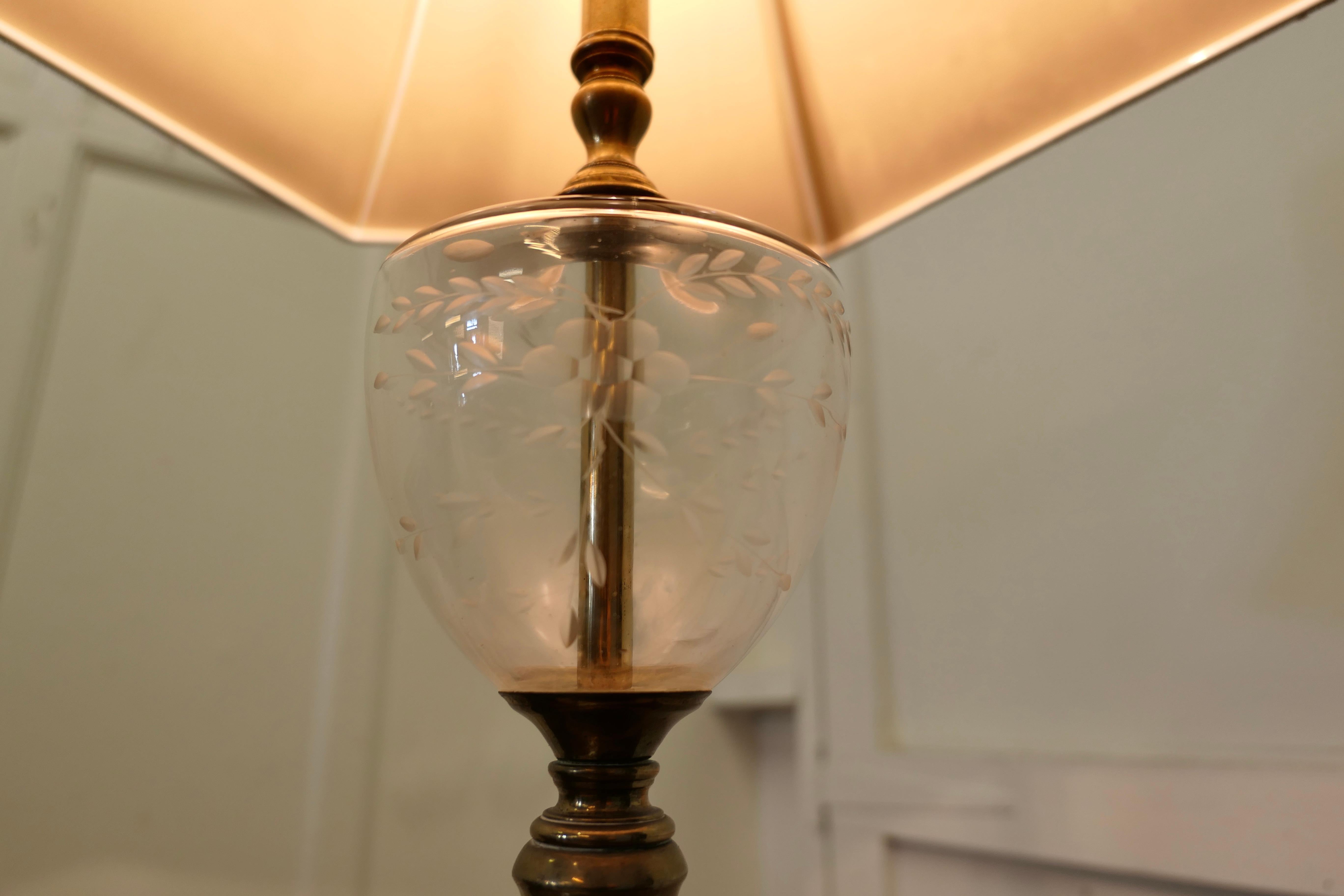 20ième siècle Jolie lampe de bureau en verre et laiton  en vente