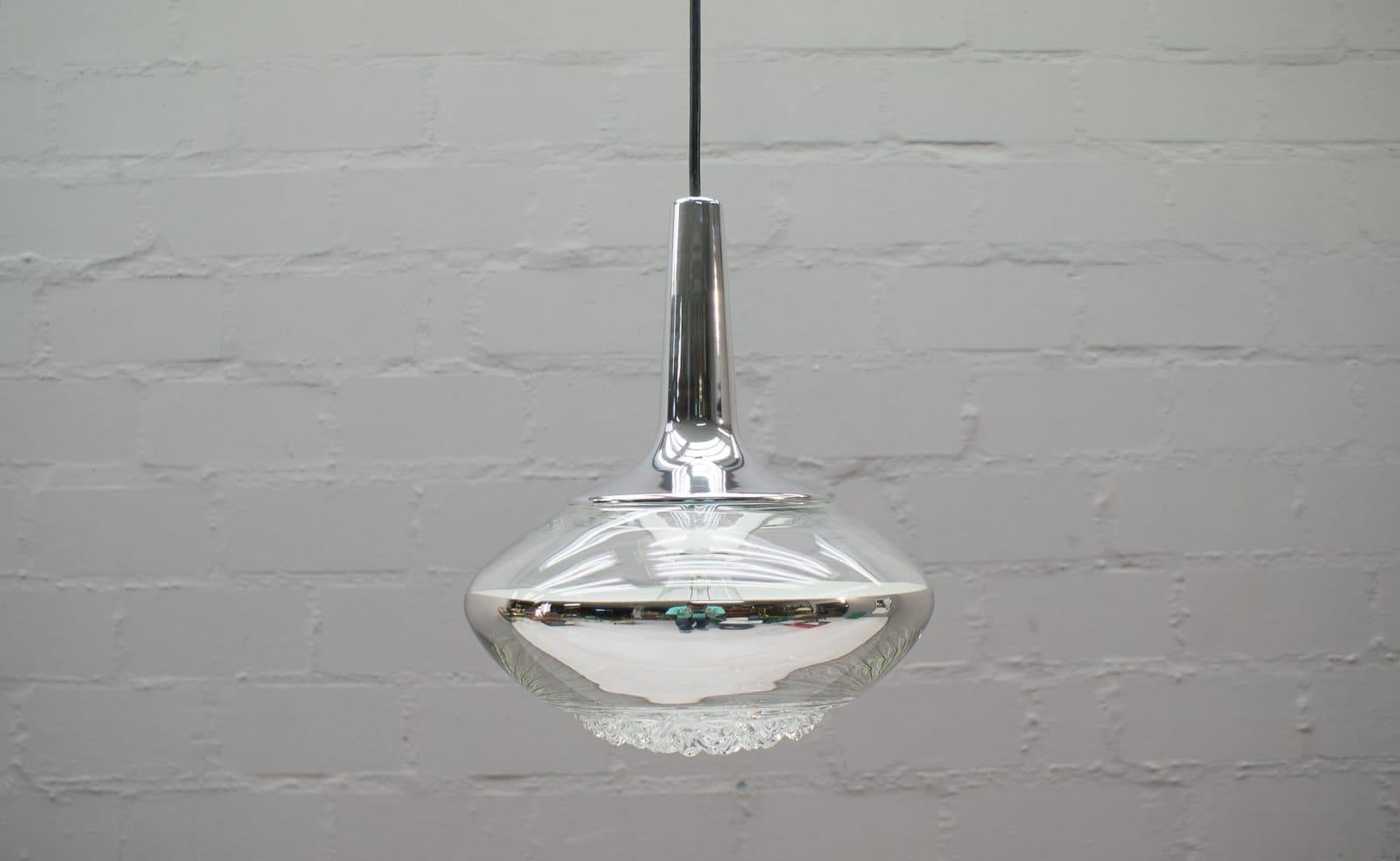 Vintage German pendant lamp in glass by Peill & Putzler. 

1x E27 socket. 

Measures: Total height 60cm. Diameter 27cm. 

The Peill and Sohn Glassworks in Düren, destroyed in World War II, and the Putzler brothers' works in Penzig,