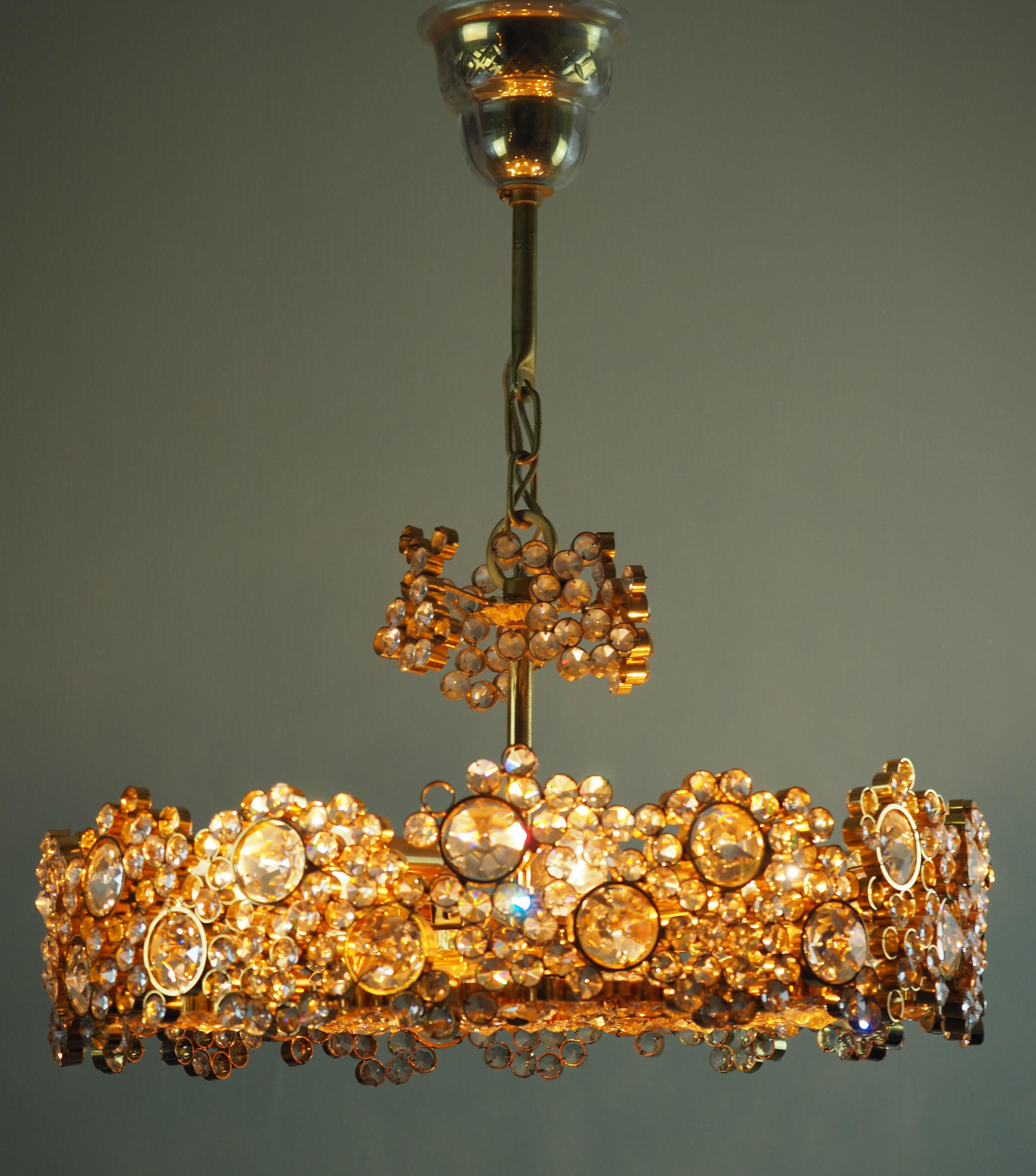 Lovely Gold and Crystal Chandelier Attributed to Lobmeyr, Vienna, circa 1960s For Sale 5