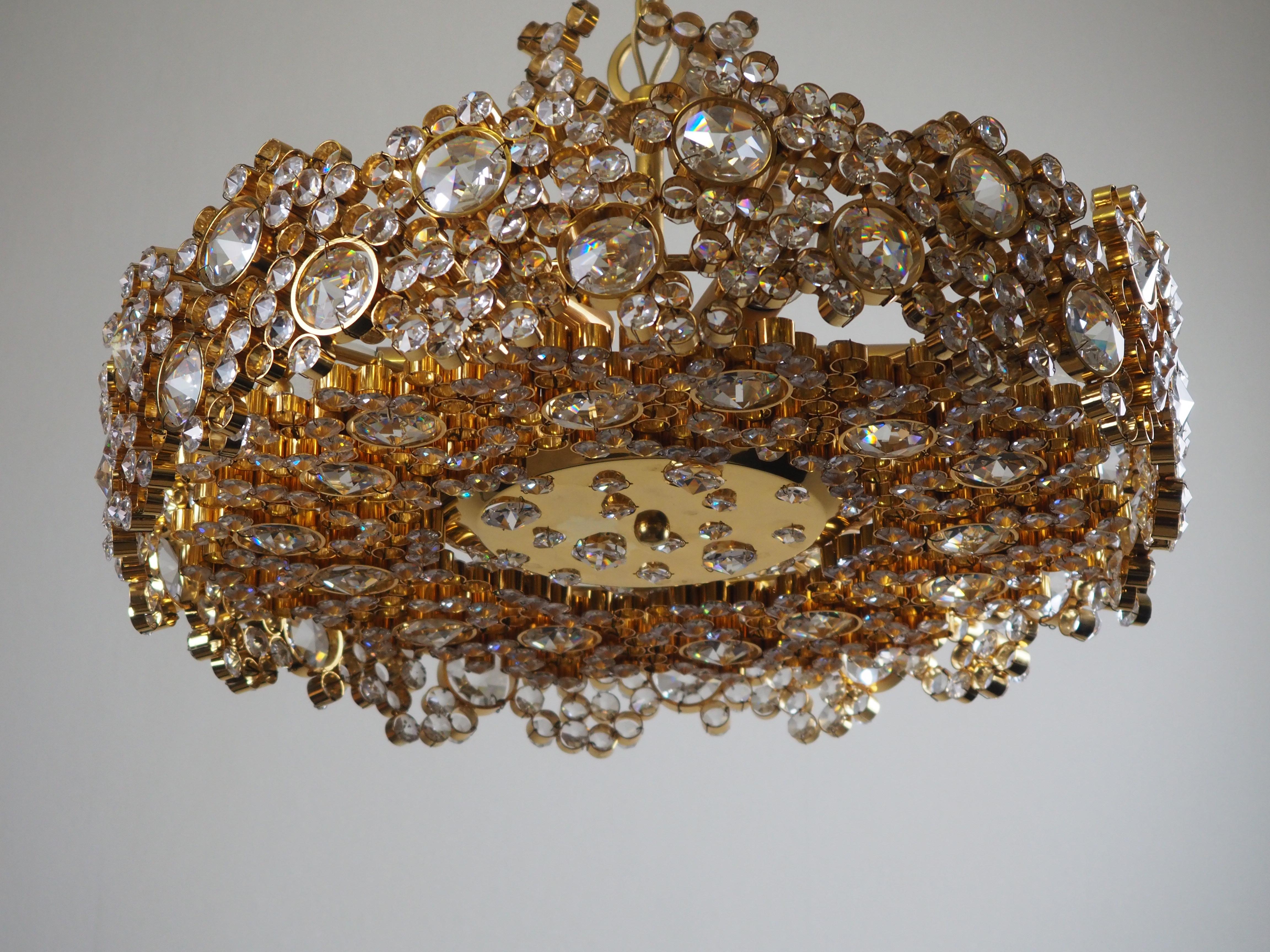 Lovely Gold and Crystal Chandelier Attributed to Lobmeyr, Vienna, circa 1960s In Excellent Condition For Sale In Wiesbaden, Hessen