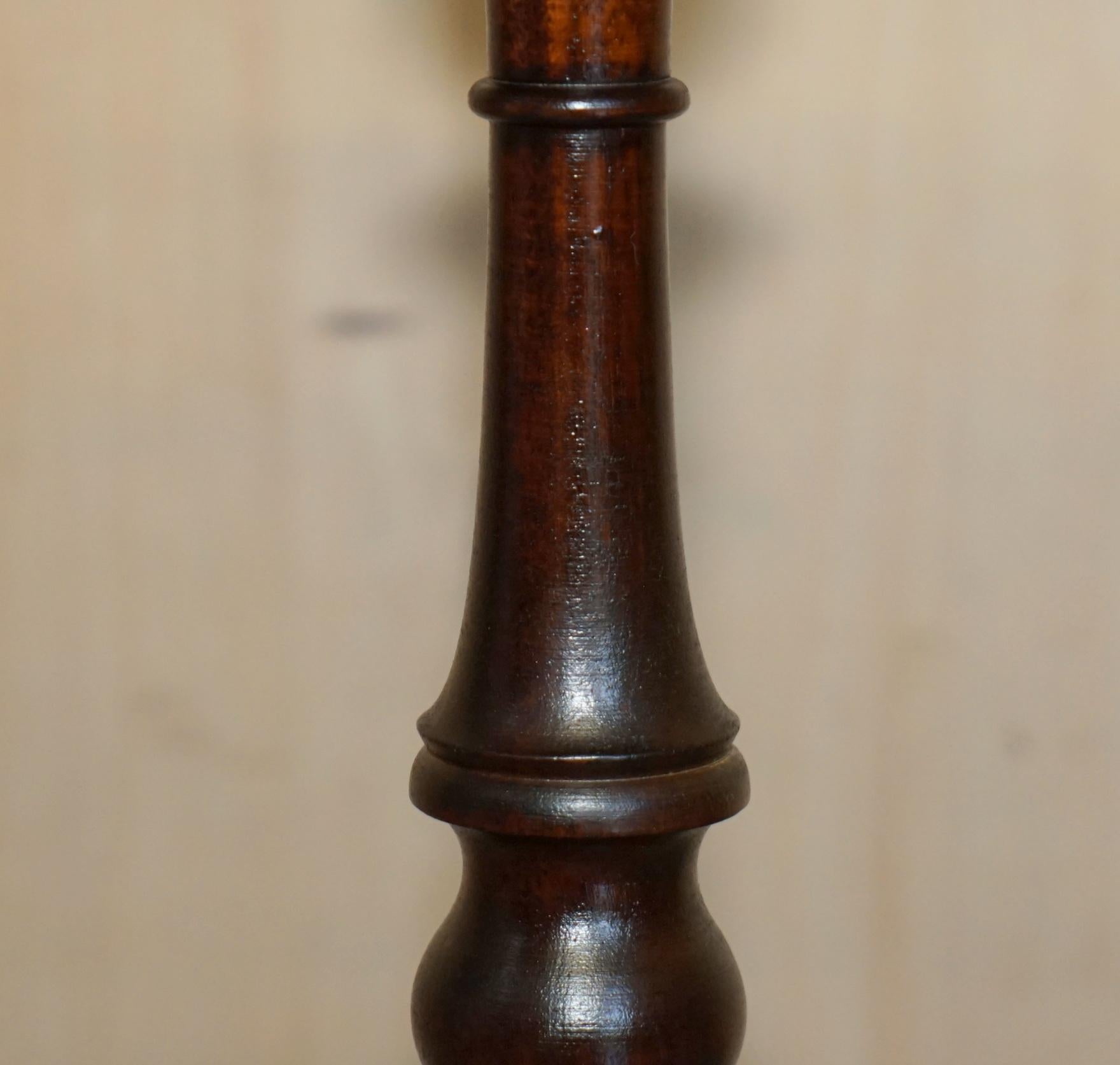 LOVELY GOLD LEAF EMBOSSED OXBLOOD LEATHER TRIPOD SiDE END LAMP WINE TABLE (20. Jahrhundert) im Angebot