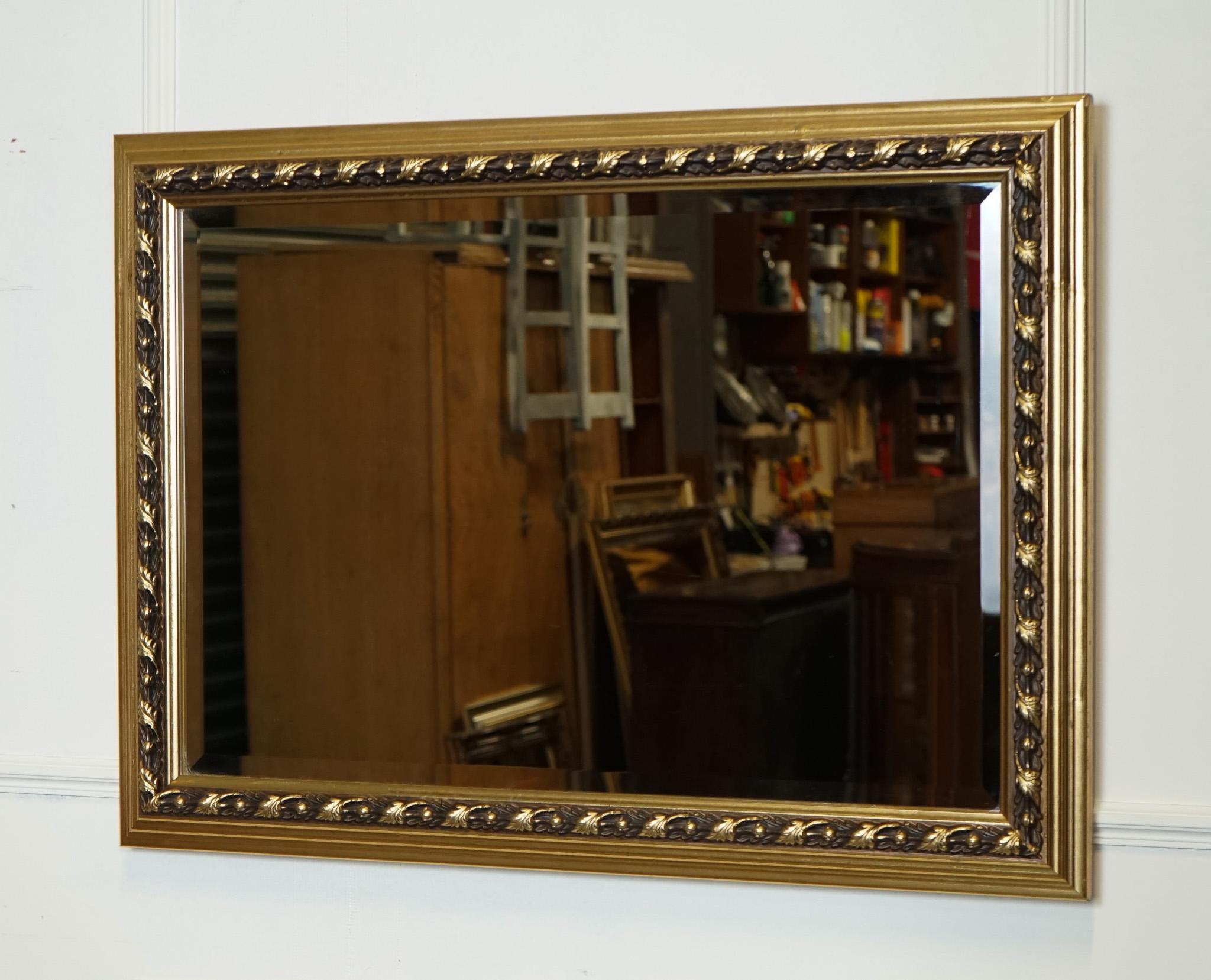 
Nous avons le plaisir d'offrir à la vente ce miroir rectangulaire orné et biseauté.

Veuillez examiner attentivement les photos pour vous rendre compte de leur état avant d'acheter, car elles font partie de la description. Si vous avez des