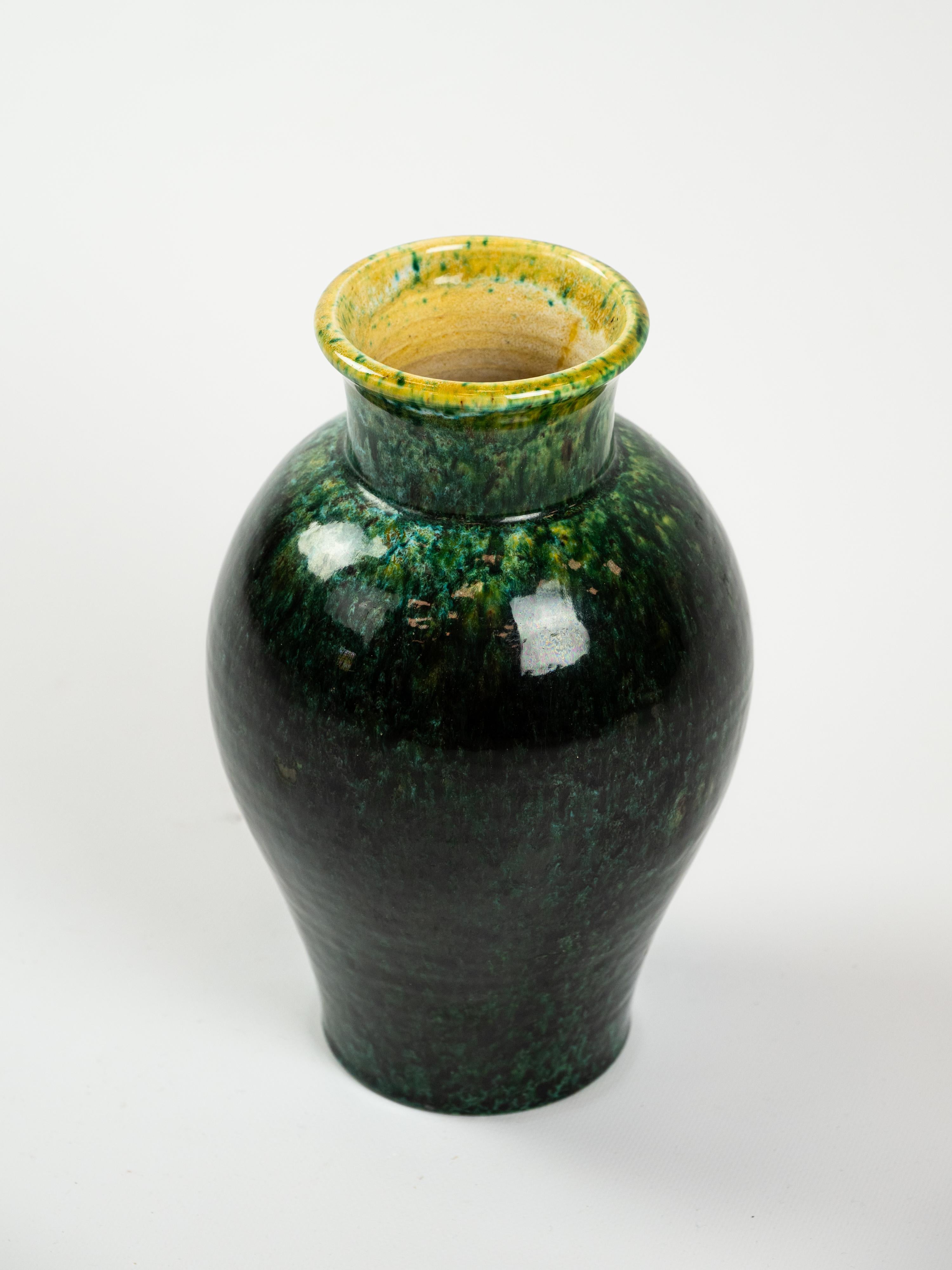 Grazioso vaso in ceramica smaltata verde e gialla di Accolay Pottery. Rassodato sotto la base. Ottime condizioni. 
Le ceramiche Accolay, prodotte nella regione francese della Borgogna, si sono fatte notare a metà del XX secolo per i loro design