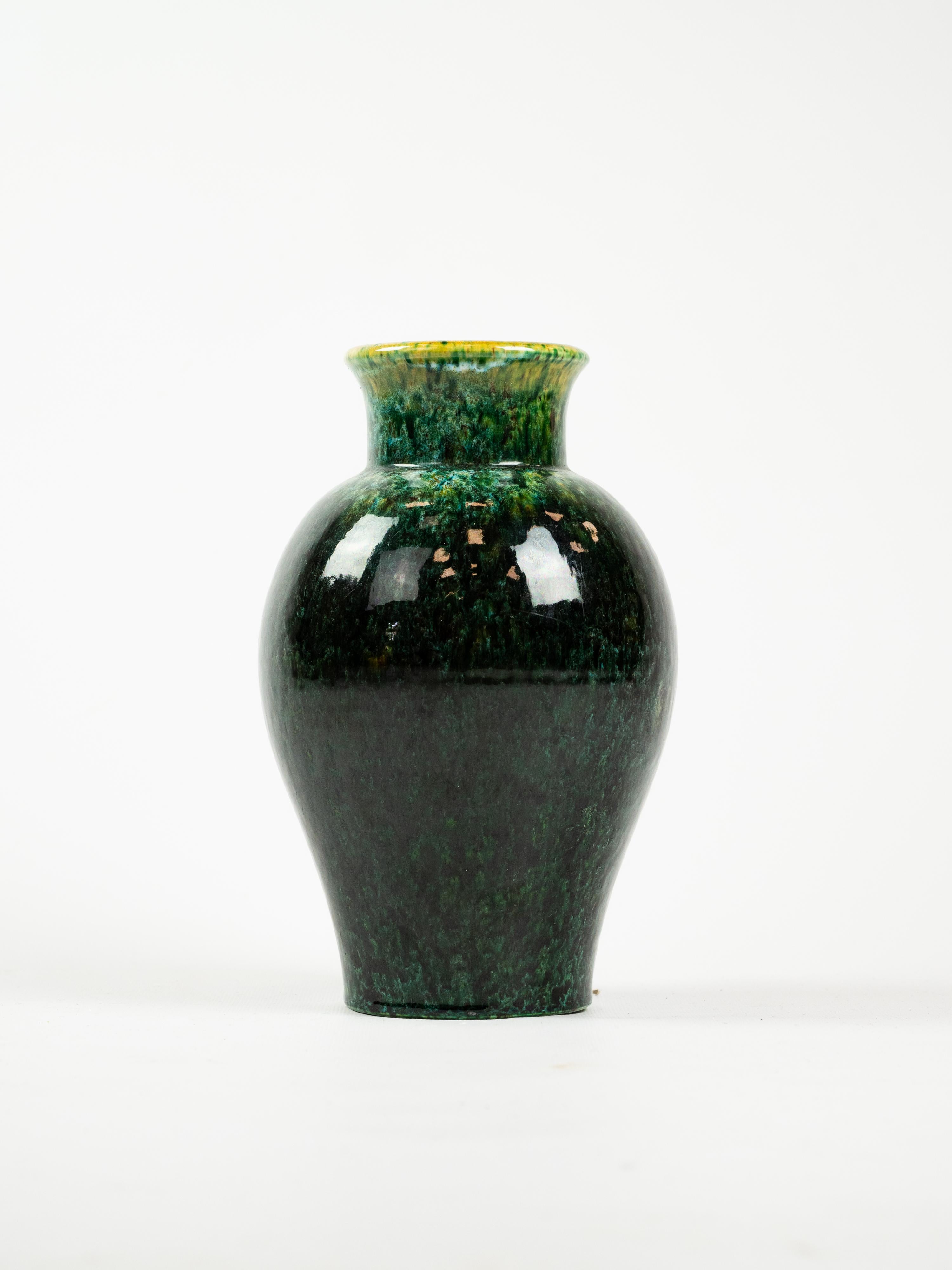 Mid-Century moderno Grazioso vaso in ceramica Accolay verde in vendita