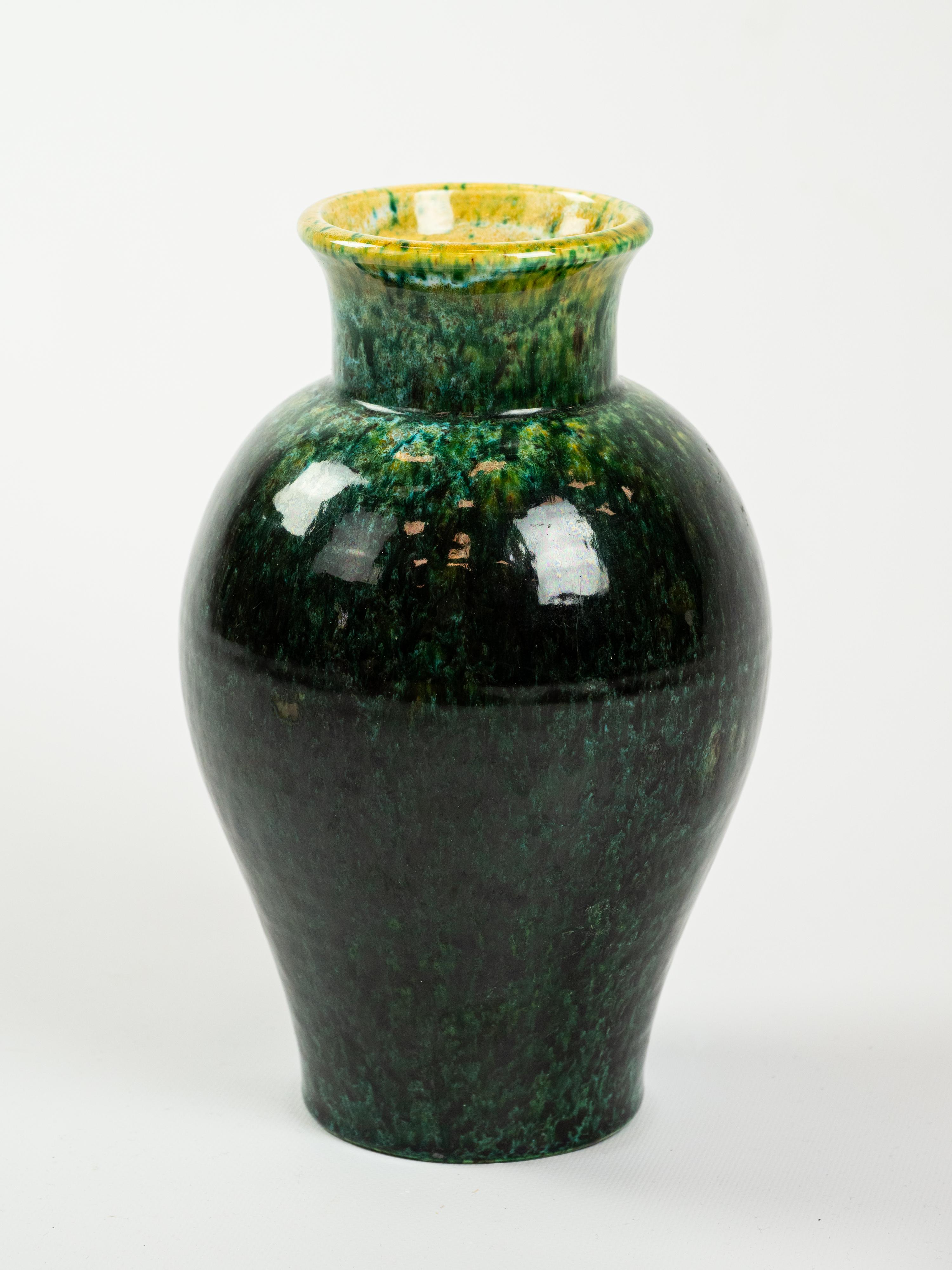 Francese Grazioso vaso in ceramica Accolay verde in vendita