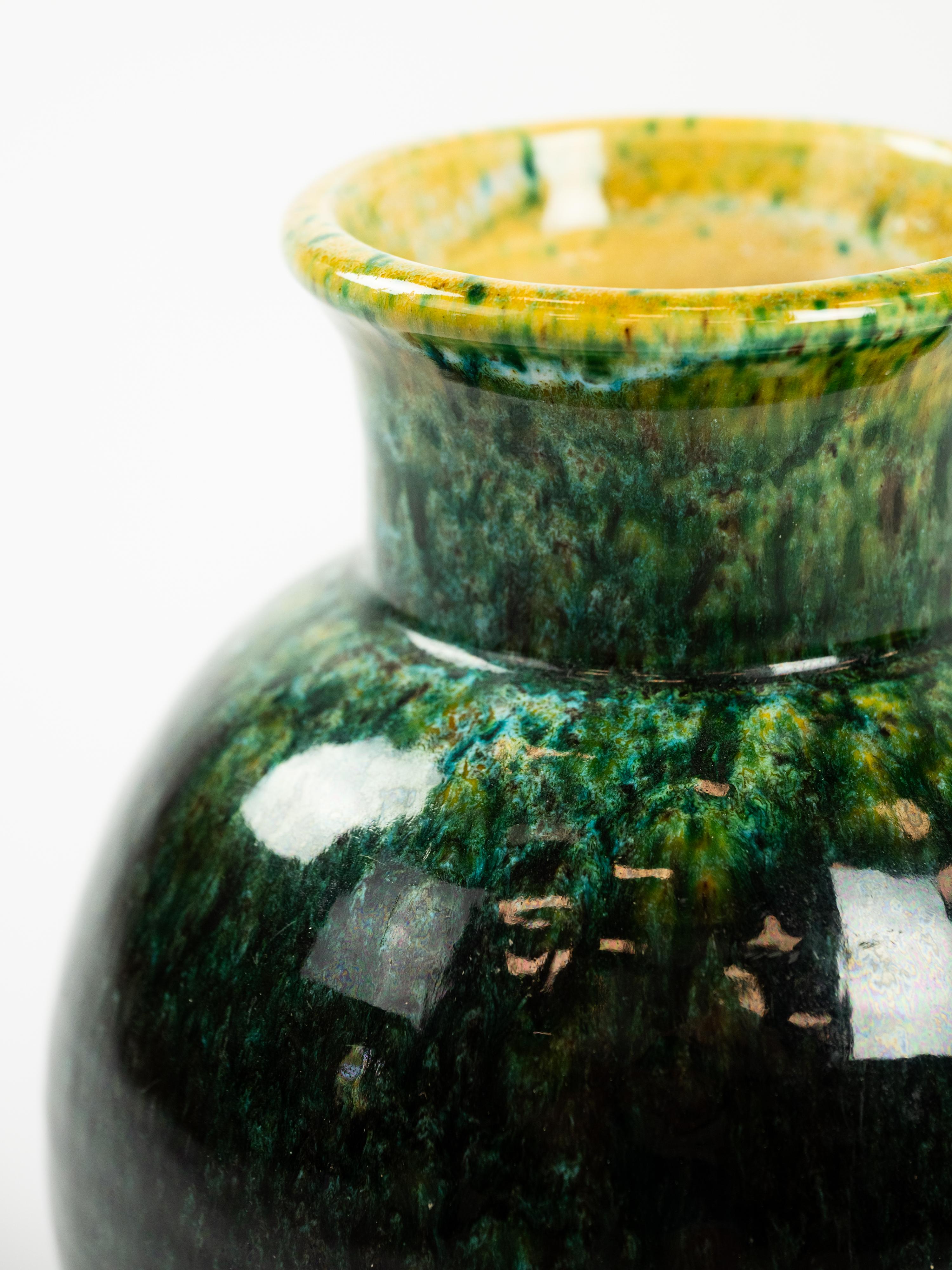 Metà XX secolo Grazioso vaso in ceramica Accolay verde in vendita