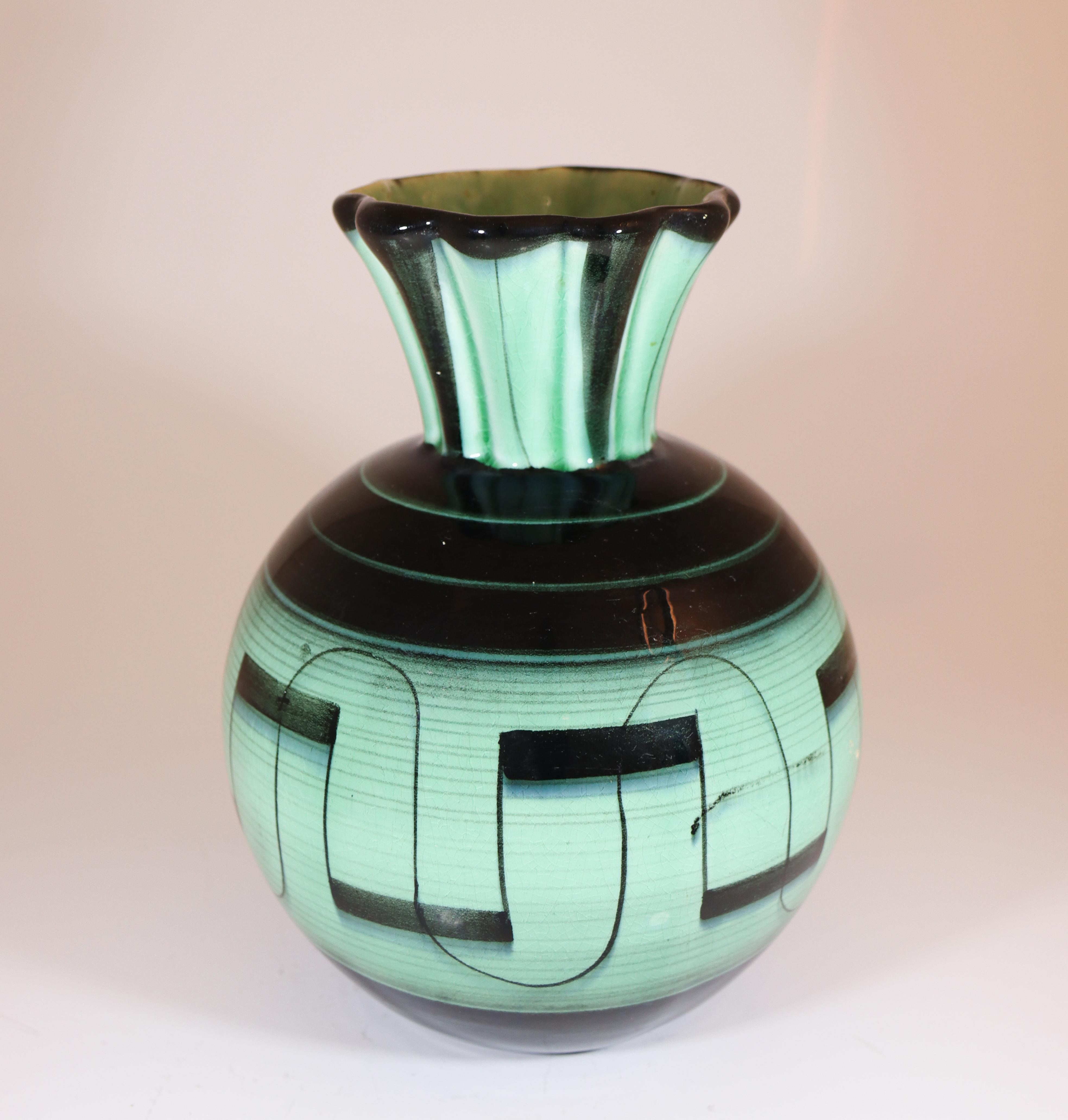 Porcellana Grazioso vaso Art Deco verde e nero di Ilse Claesson, Rörstrand in vendita