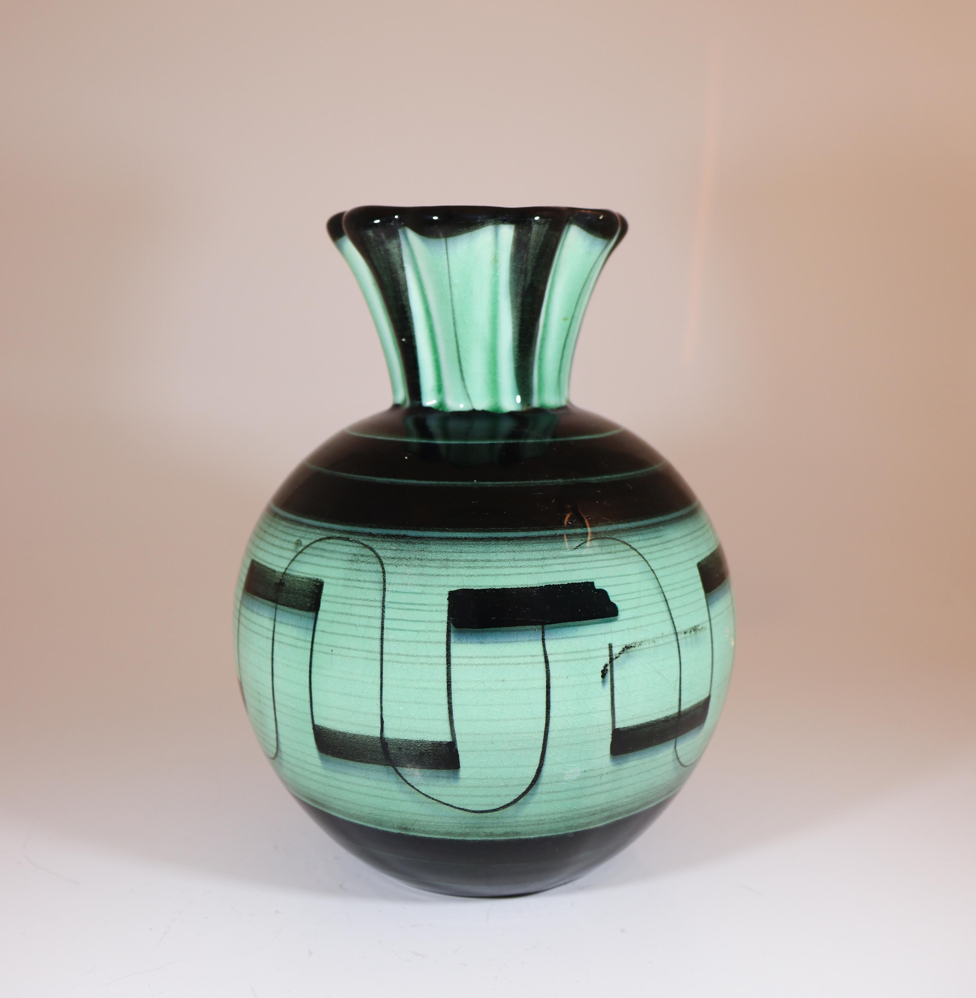 Grazioso vaso Art Deco verde e nero di Ilse Claesson, Rörstrand in vendita 1
