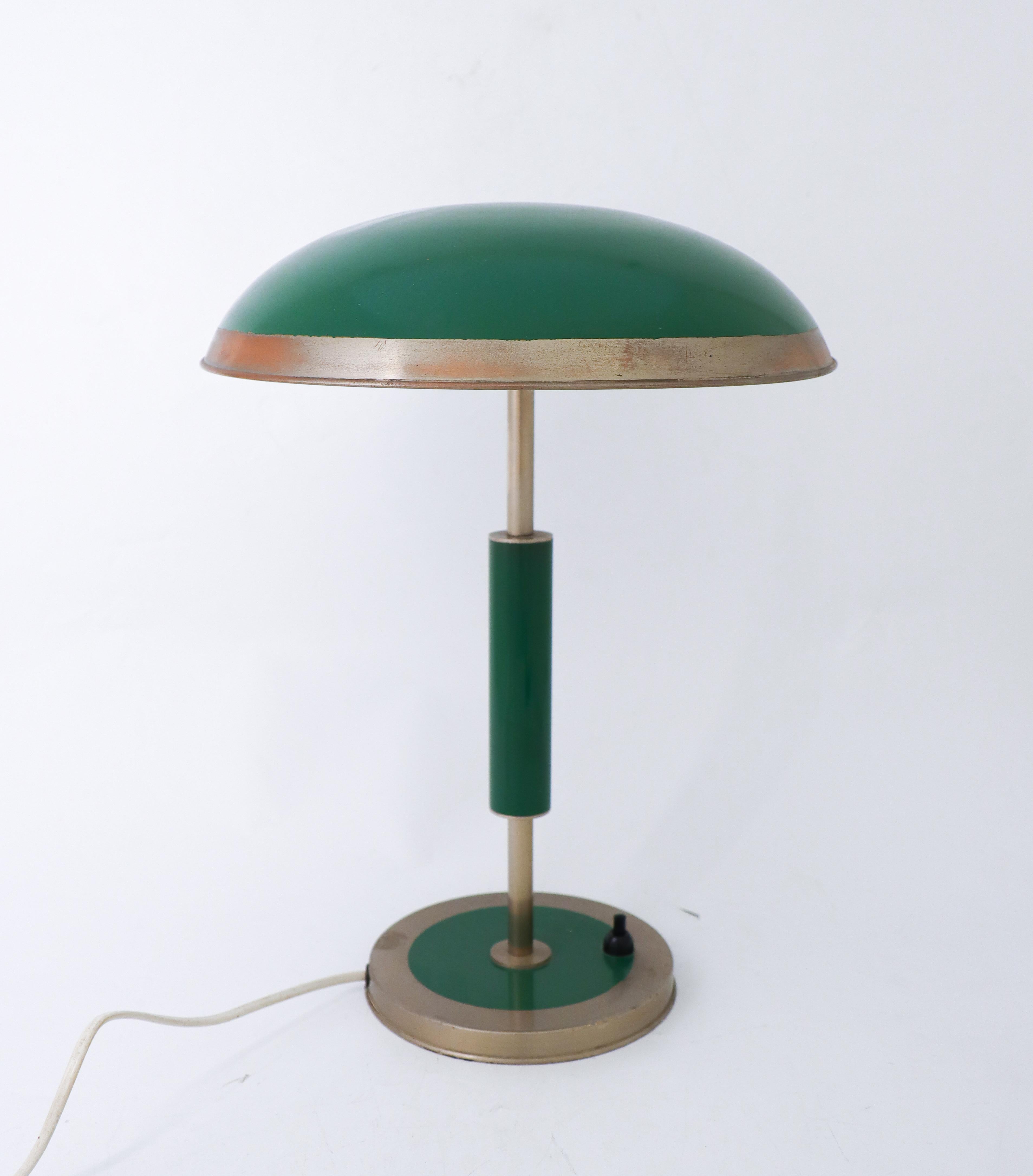 Une superbe lampe de table Art déco verte des années 1930-1940. Malheureusement, je ne sais pas qui en est le concepteur. Il mesure 28,5 cm (11,4