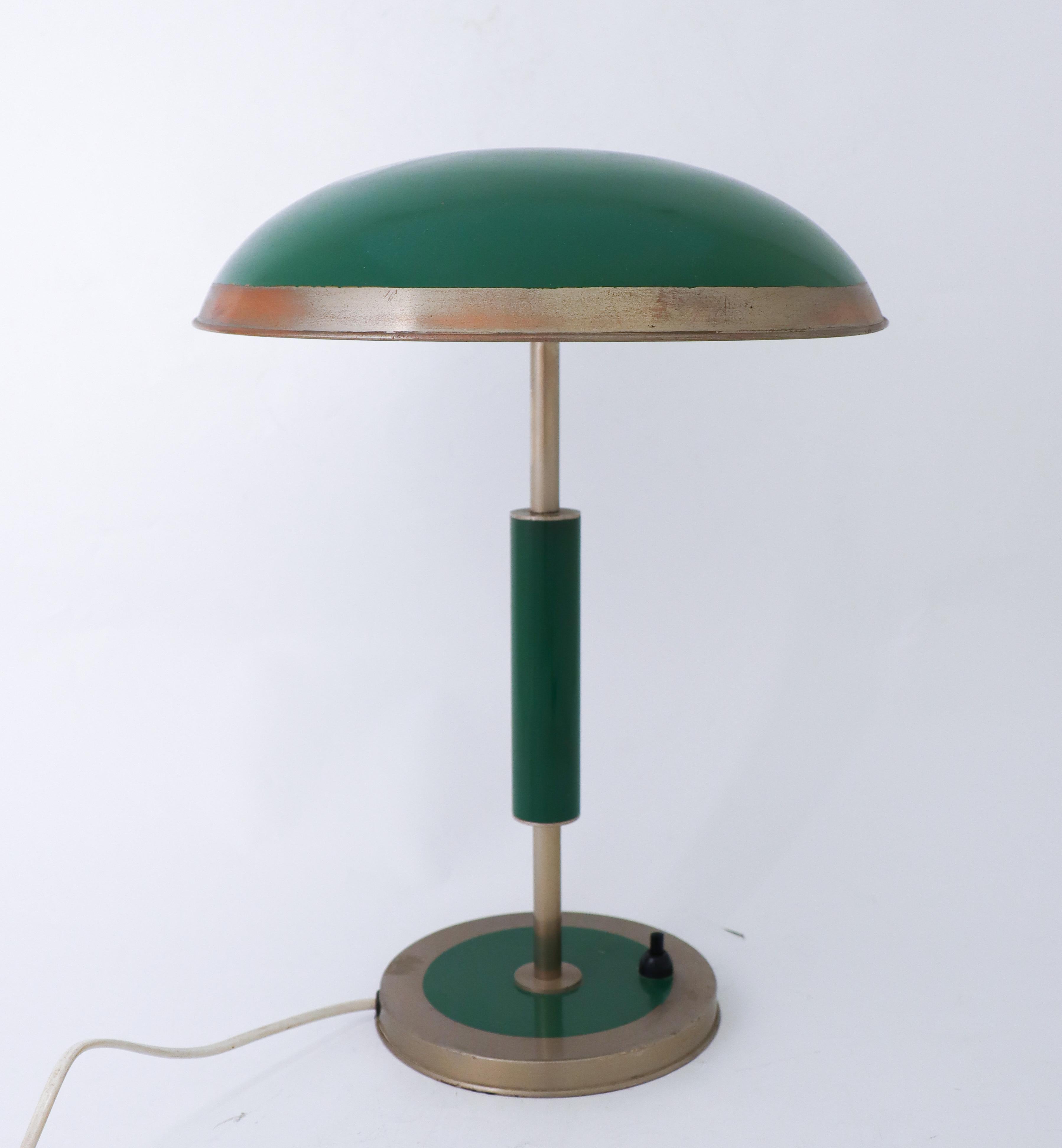 Art déco Jolie lampe de bureau Art Déco verte avec abat-jour en étain - Probablement Suède, années 1930-1940 en vente